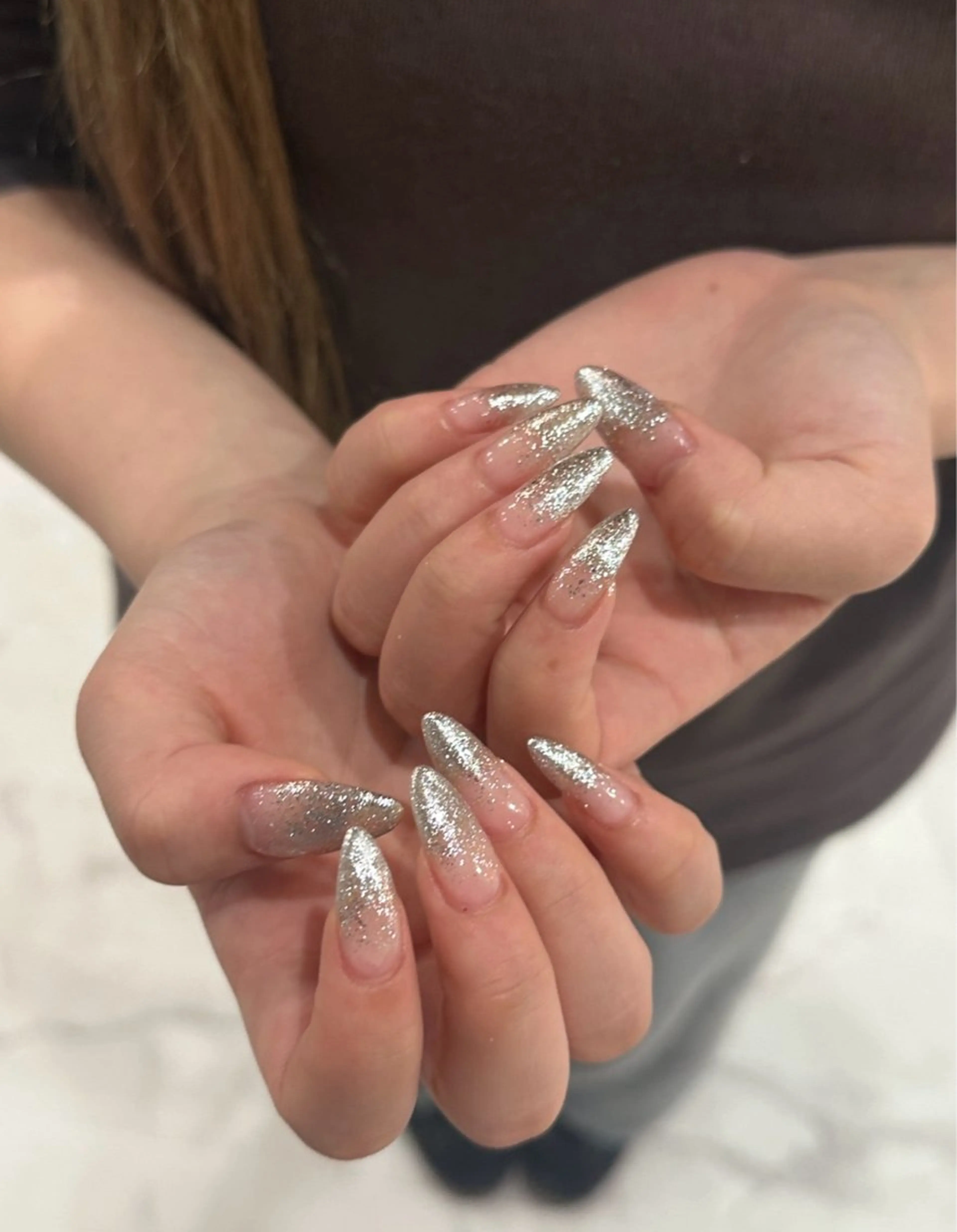 ネイル キラキラネイル ラメ(グリッター) ラメグラデーション シルバー t. Akiraのネイルデザイン