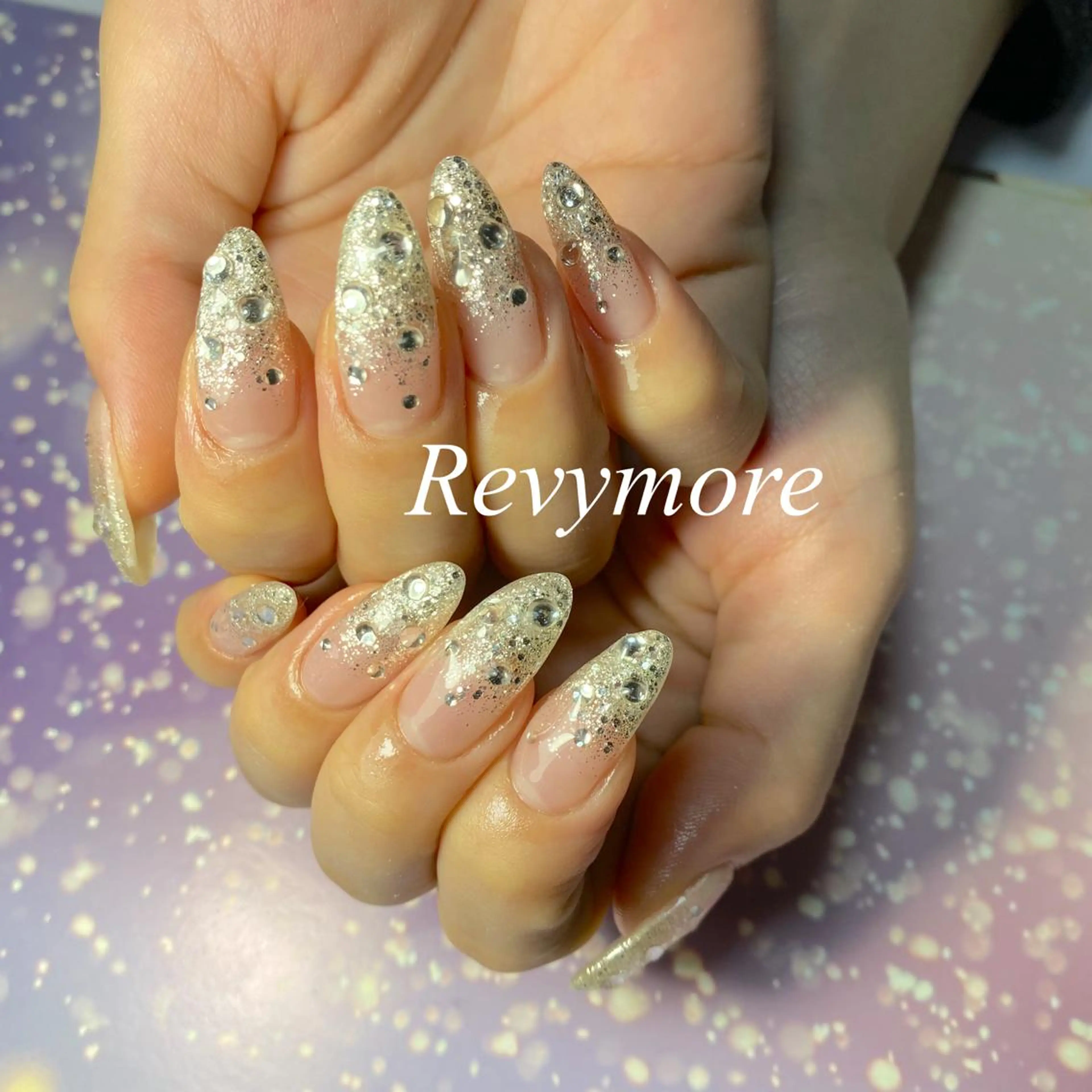 セミロング ネイル 韓国風ヘア ジェルネイル グラデーション キラキラネイル 韓国ネイル nail salon Revymoreのネイルデザイン