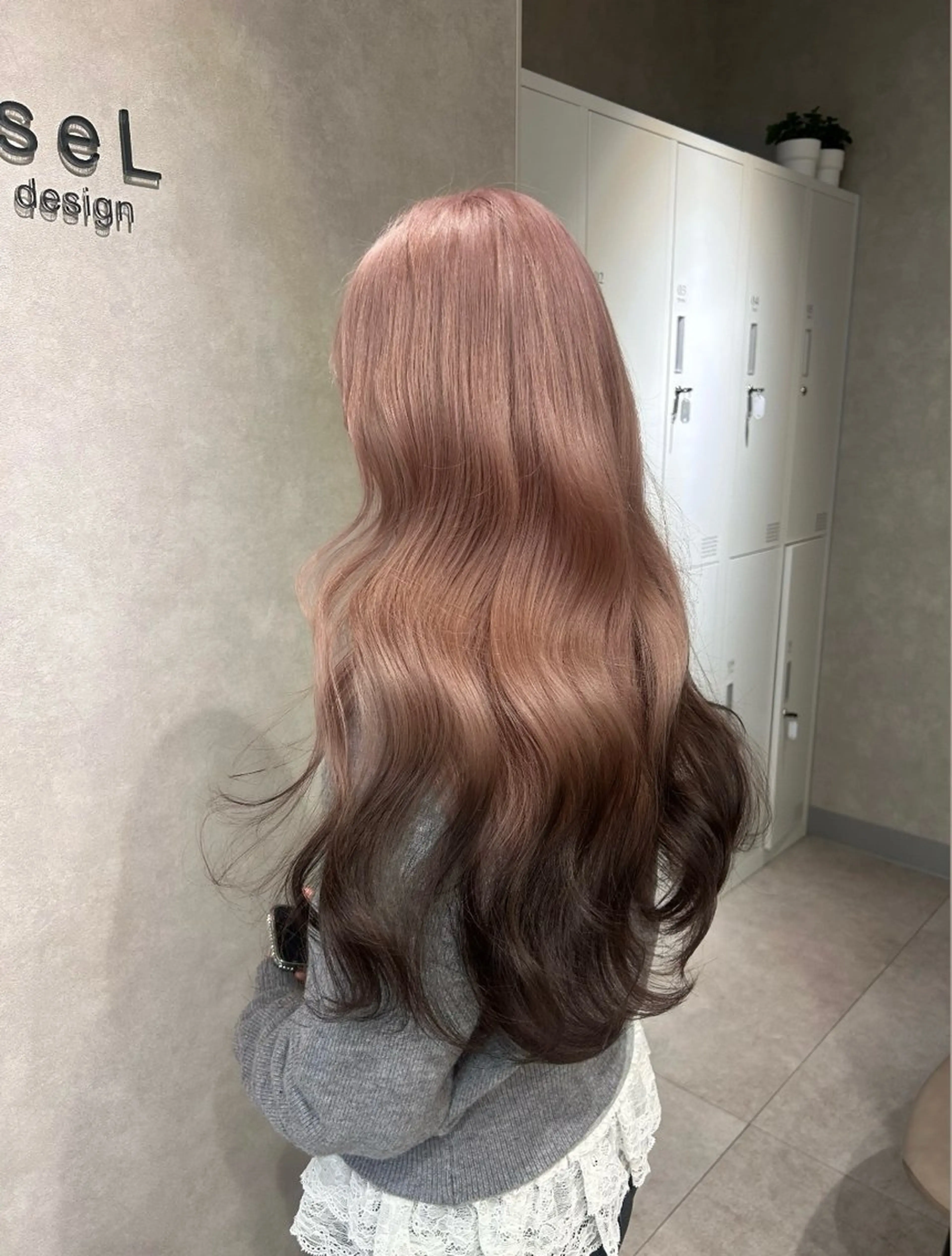 ロング カラー ブリーチ デザインカラー ヘアカラー トリートメント moe🎀 透明感カラーのヘアスタイル