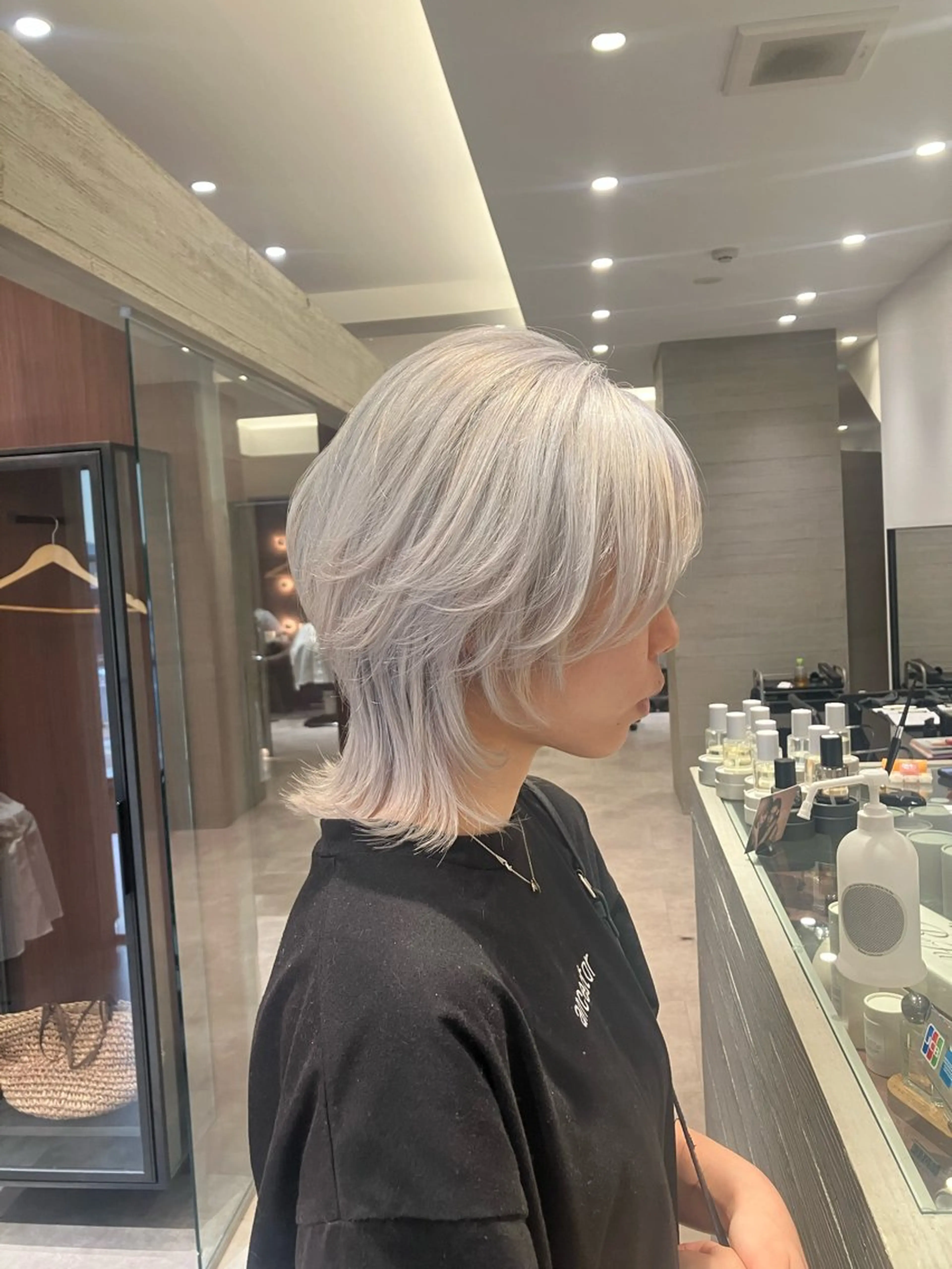 ショート カラー ハイトーンカラー ウルフカット カット ヘアカラー サキ🤍ハイトーン 🩰くびれ巻きヘアのヘアスタイル