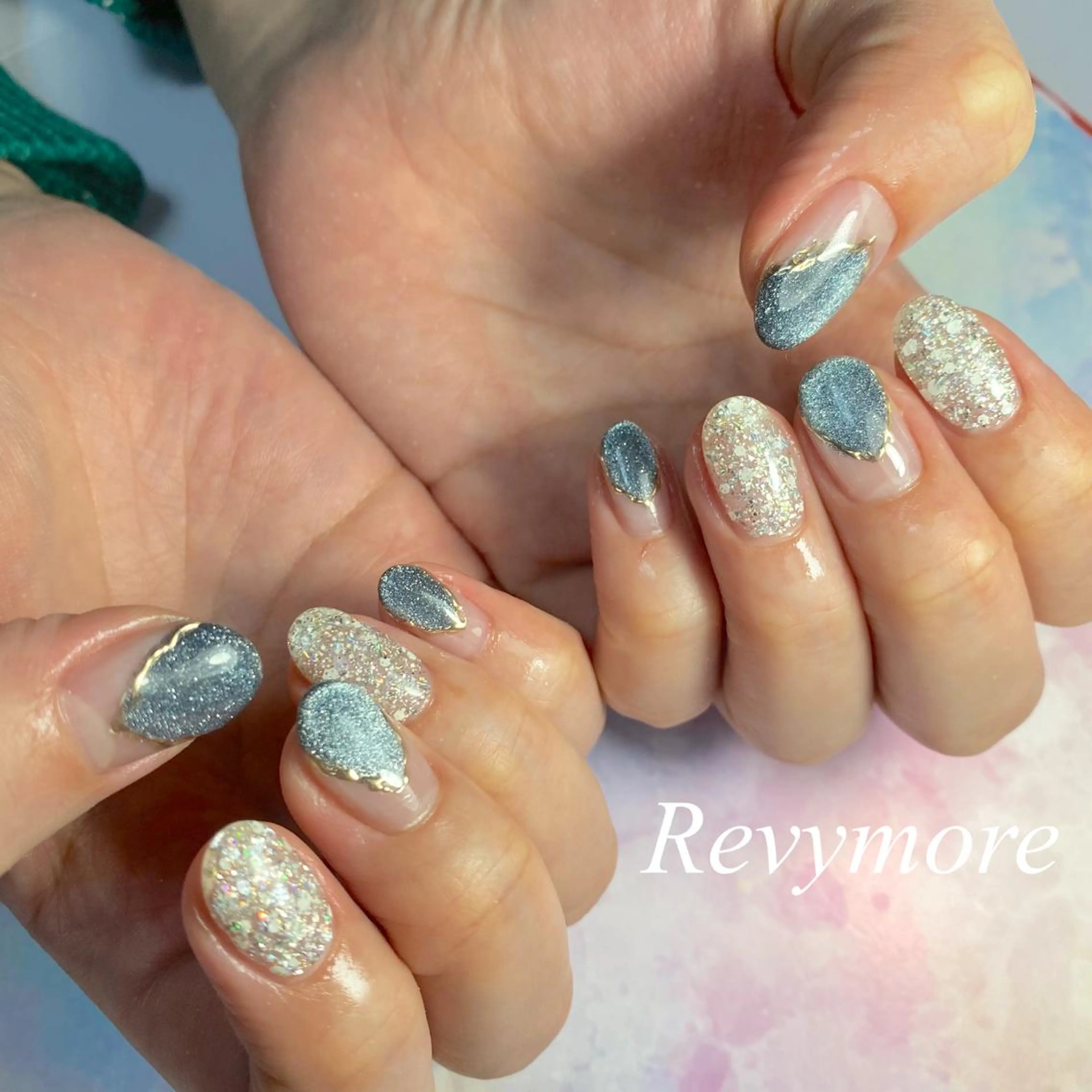 ショート ネイル ジェルネイル ゴールド ラメ(グリッター) ニュアンスネイル オフィスネイル nail salon Revymore所属・nail salon Revymoreのネイルデザイン