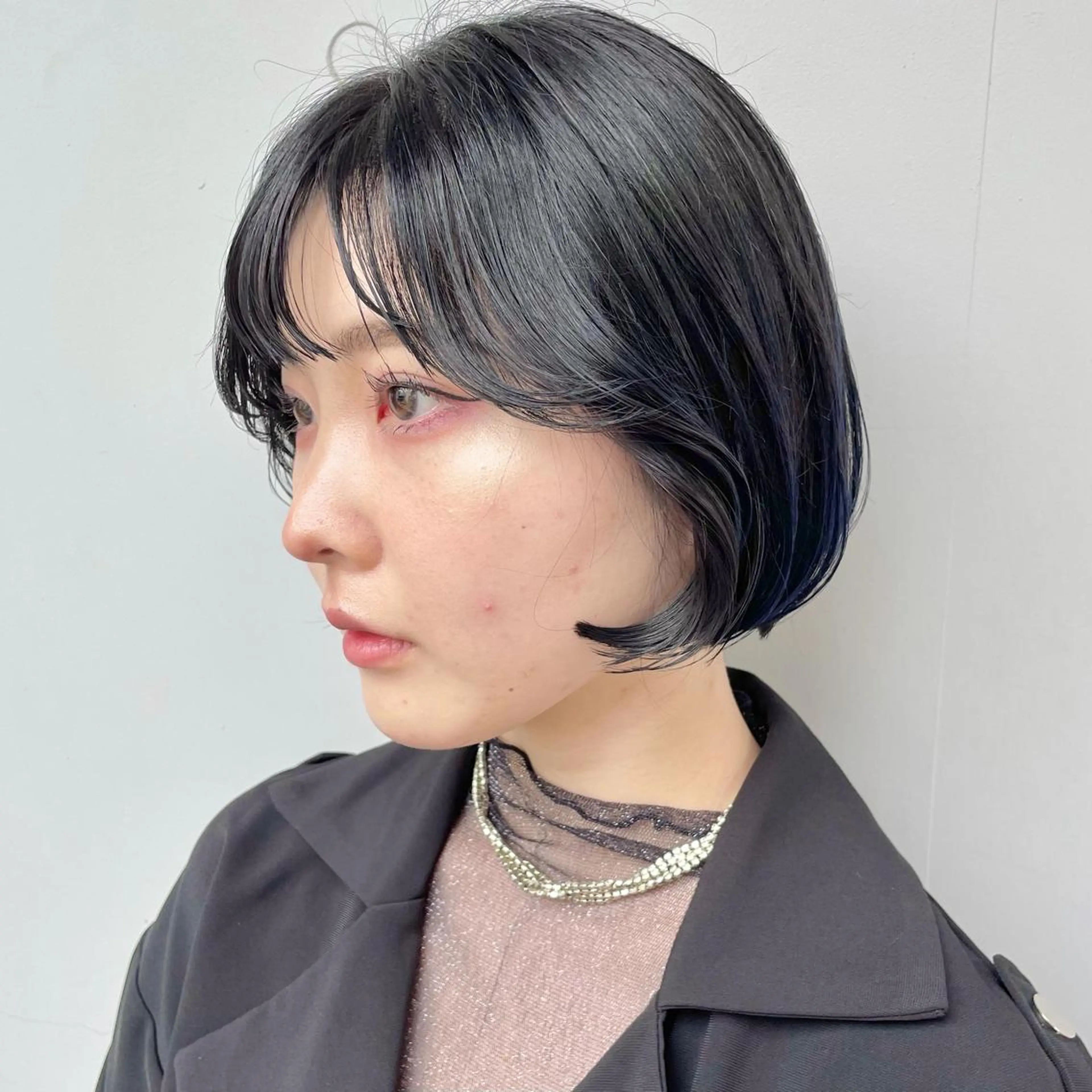 ショート カラー アディクシーカラー 黒髪 ブリーチ ブルーカラー ブルーブラック カット トリートメント もにか🌞原宿/渋谷 🌝ブリーチカラーのヘアスタイル