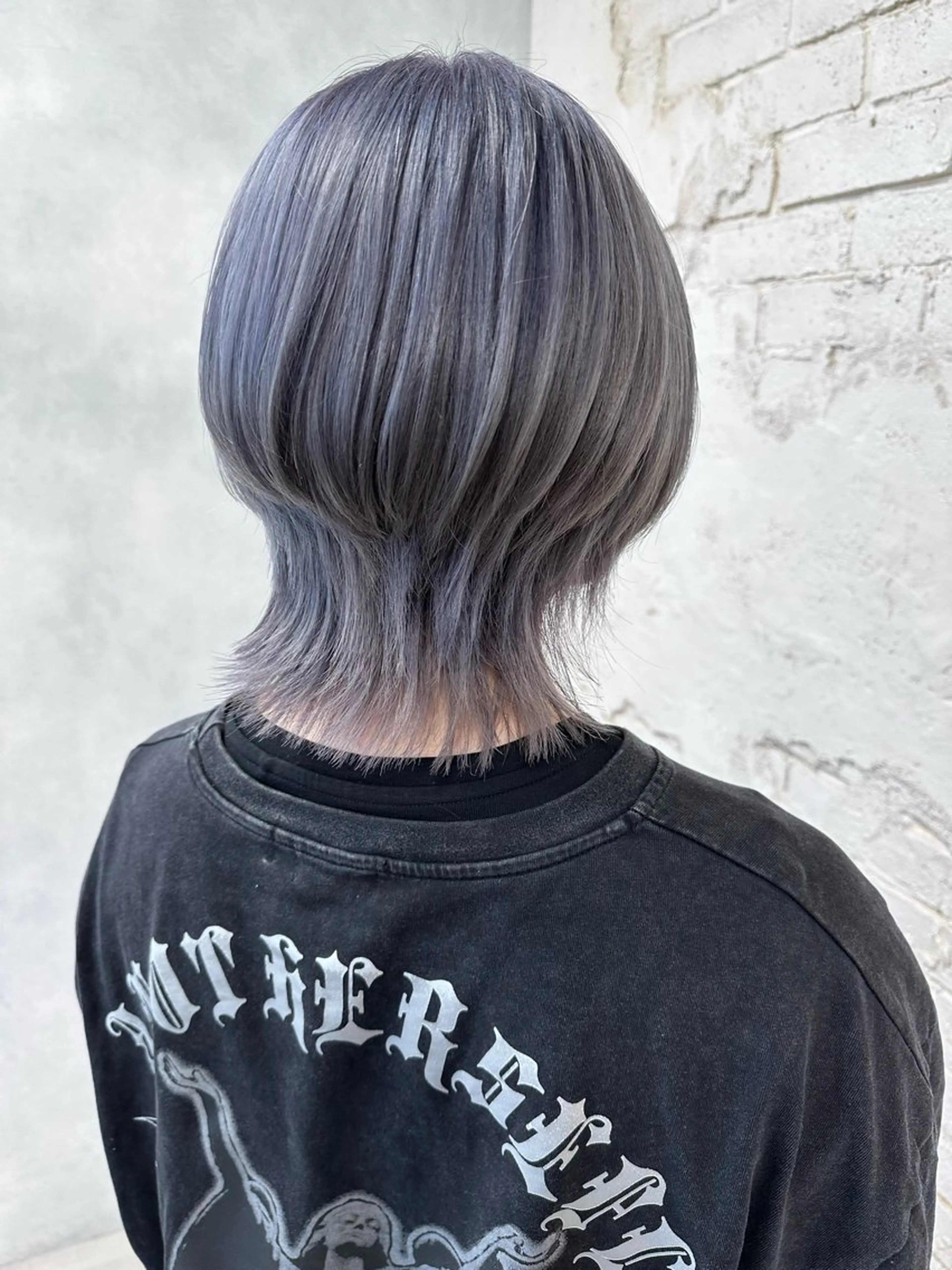 ミディアム カラー シルバー ウルフカット レイヤーブリーチ特化 ホワイト専門/岸のヘアスタイル