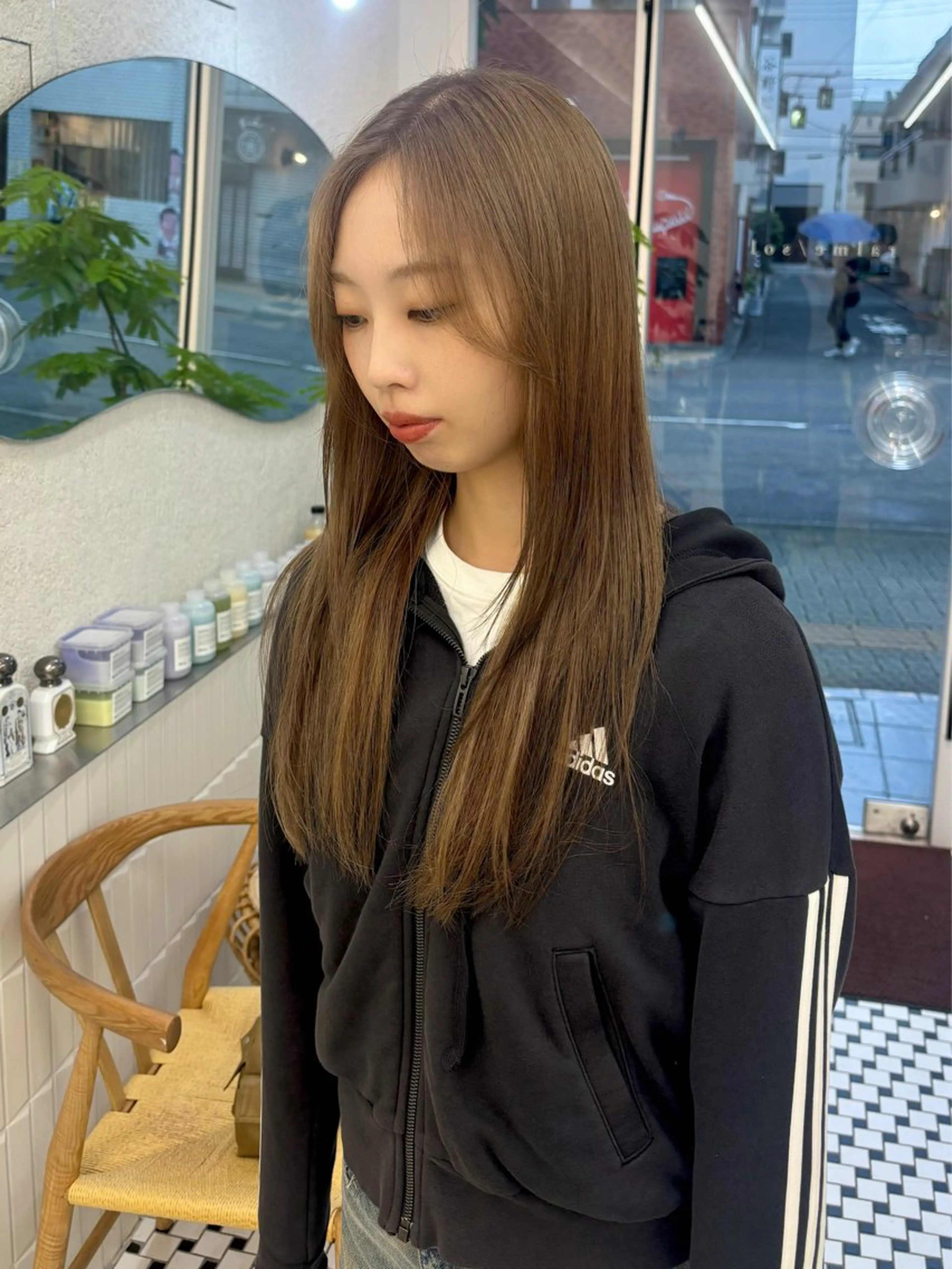 カラー ヘアカラー 🧸ミルクティー／ 顔周りレイヤー/ミクのヘアスタイル