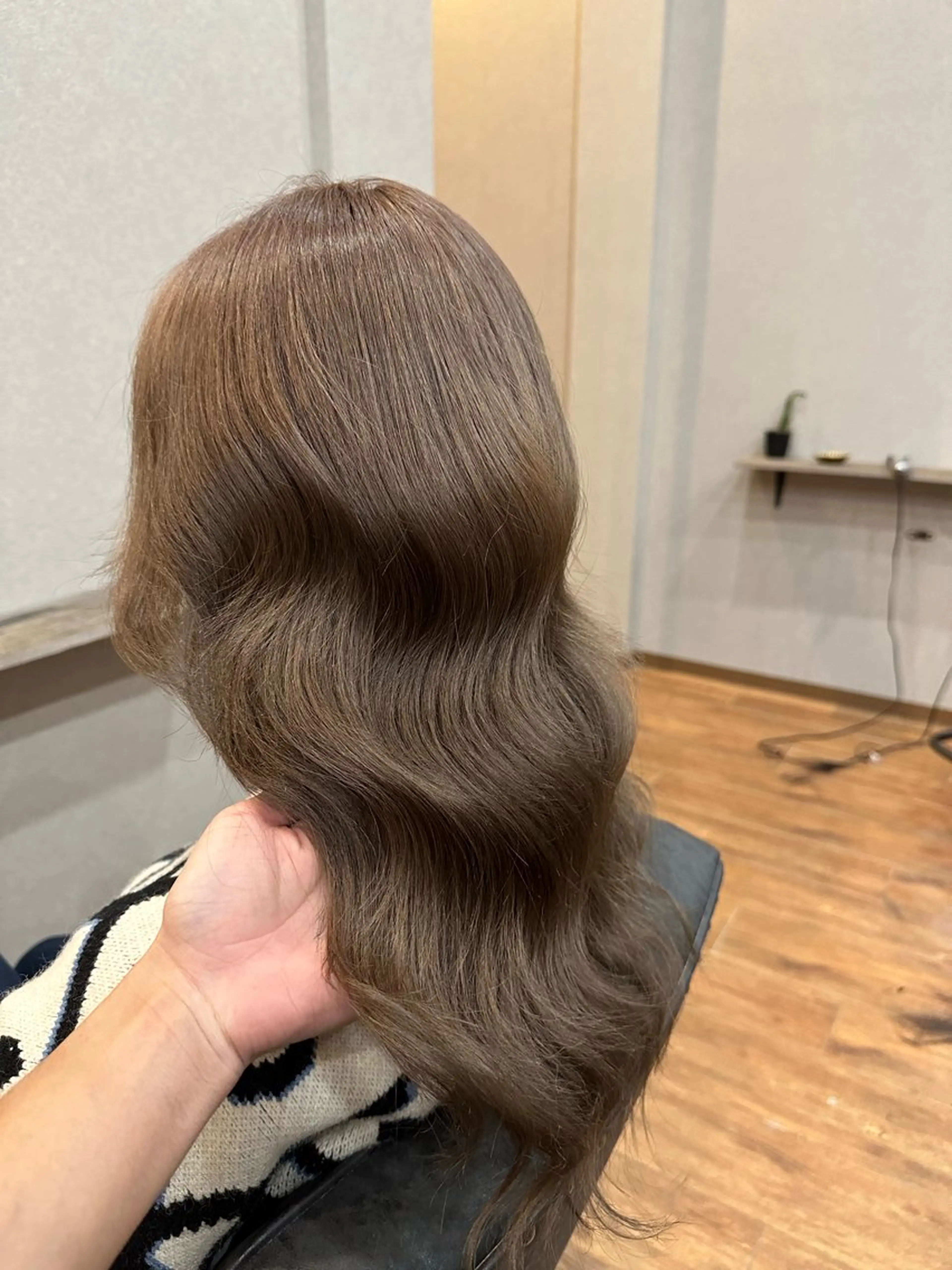 ロング カラー グレージュ ミルクティーグレージュ ヘアカラー トリートメント 鵜飼 真伍のヘアスタイル