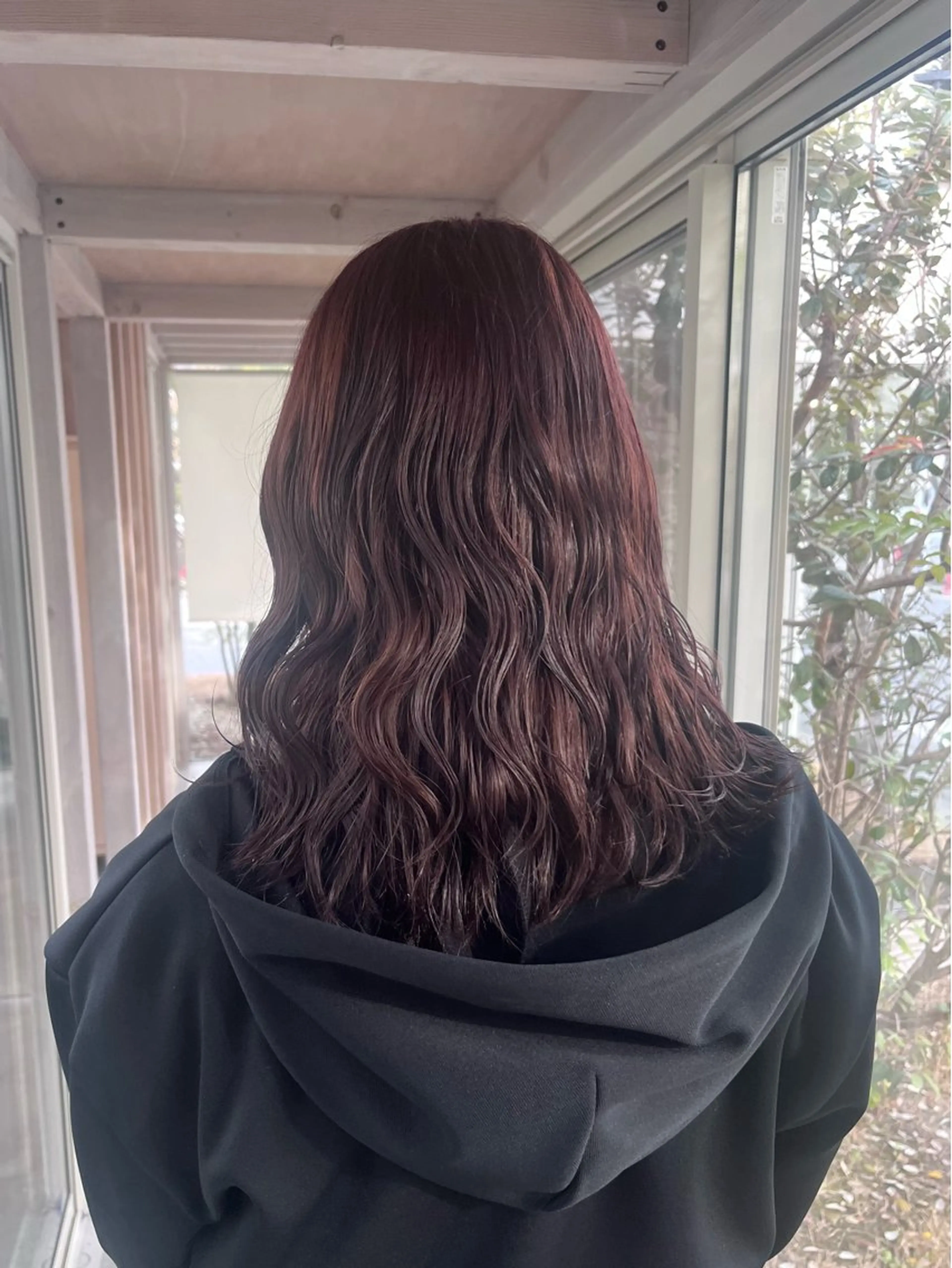 セミロング 実生miu 個性派ハイトーンのヘアスタイル