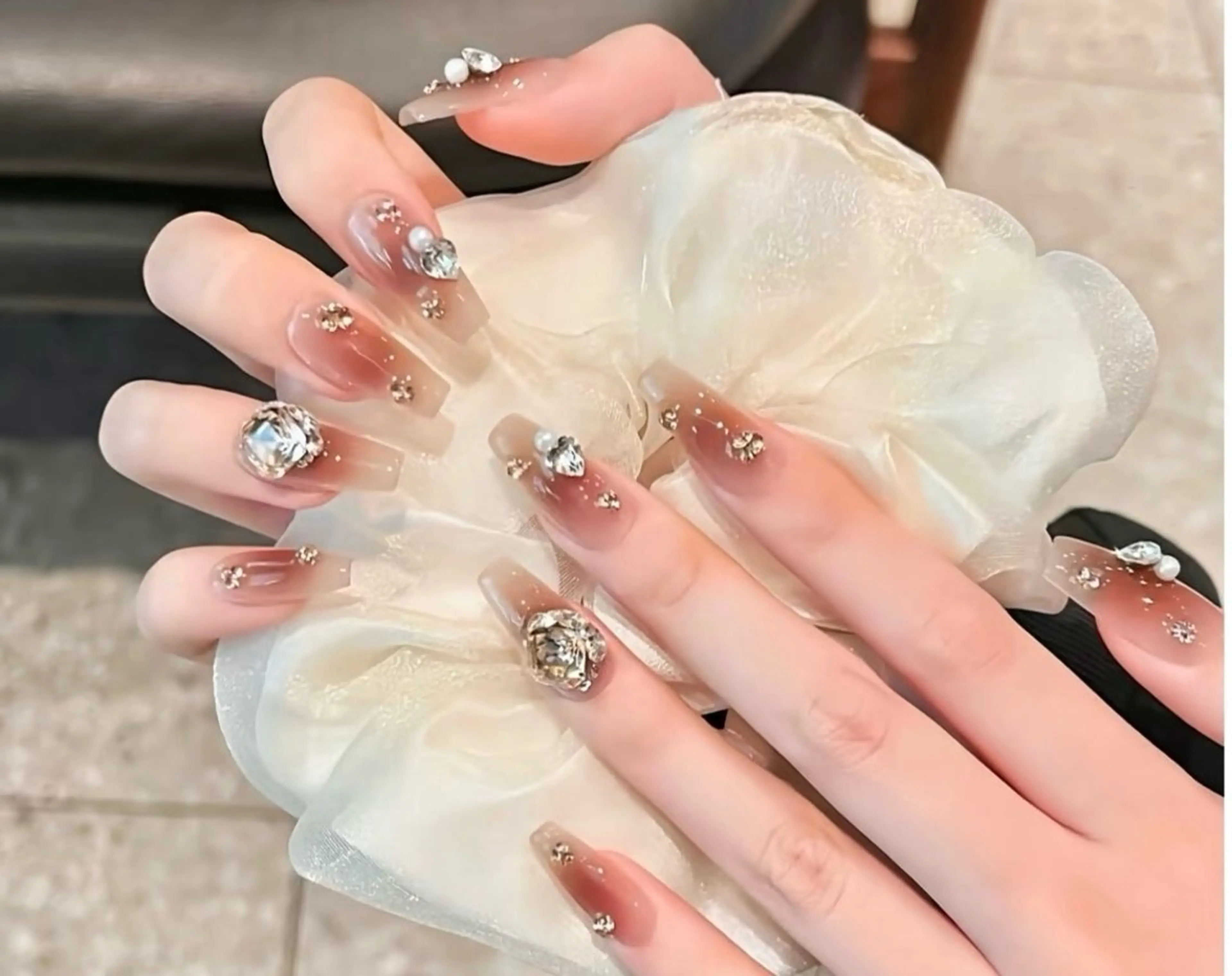 ネイル チークネイル 長さ出し フラワーネイル フレンチネイル ガーリー sun nail池袋 モデル募集のネイルデザイン