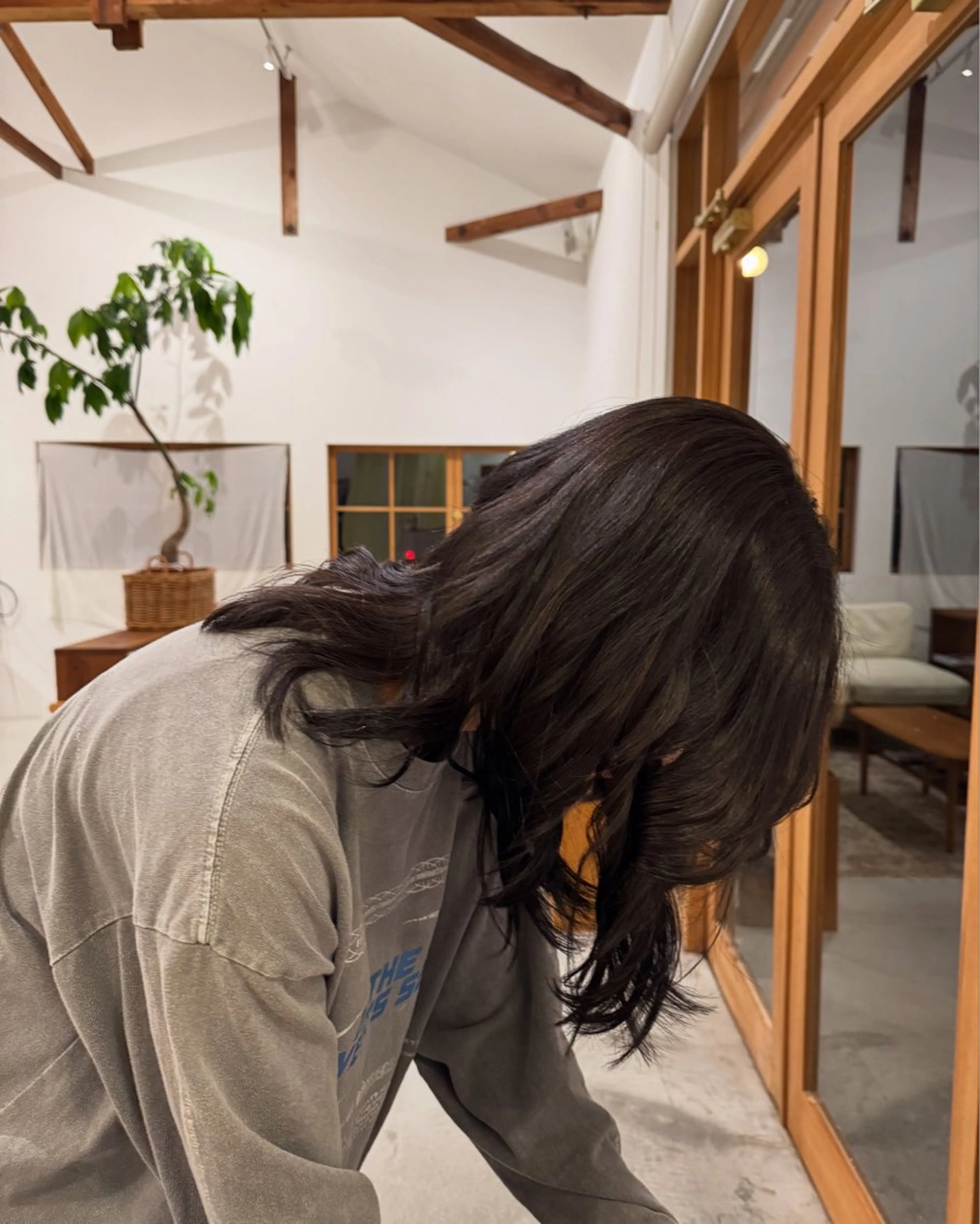 セミロング カラー 透明感カラー ダークシルバー シルバー ヘアカラー mikke所属・亀山 友菜のヘアスタイル