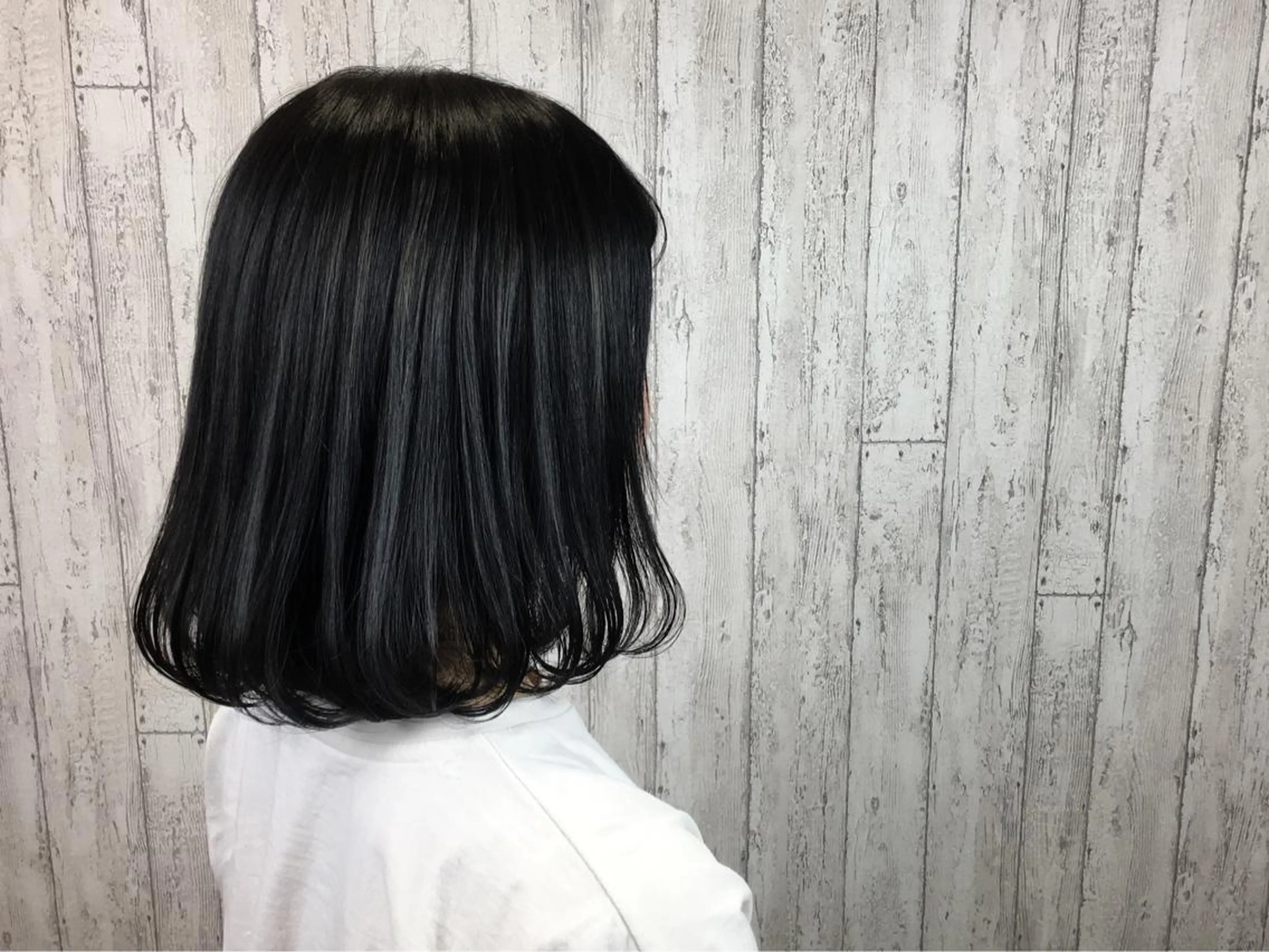 ミディアム カラー 黒髪 ブルーカラー ブルーブラック カット ヘアカラー カット／メンズカット 藤田麻衣のヘアスタイル