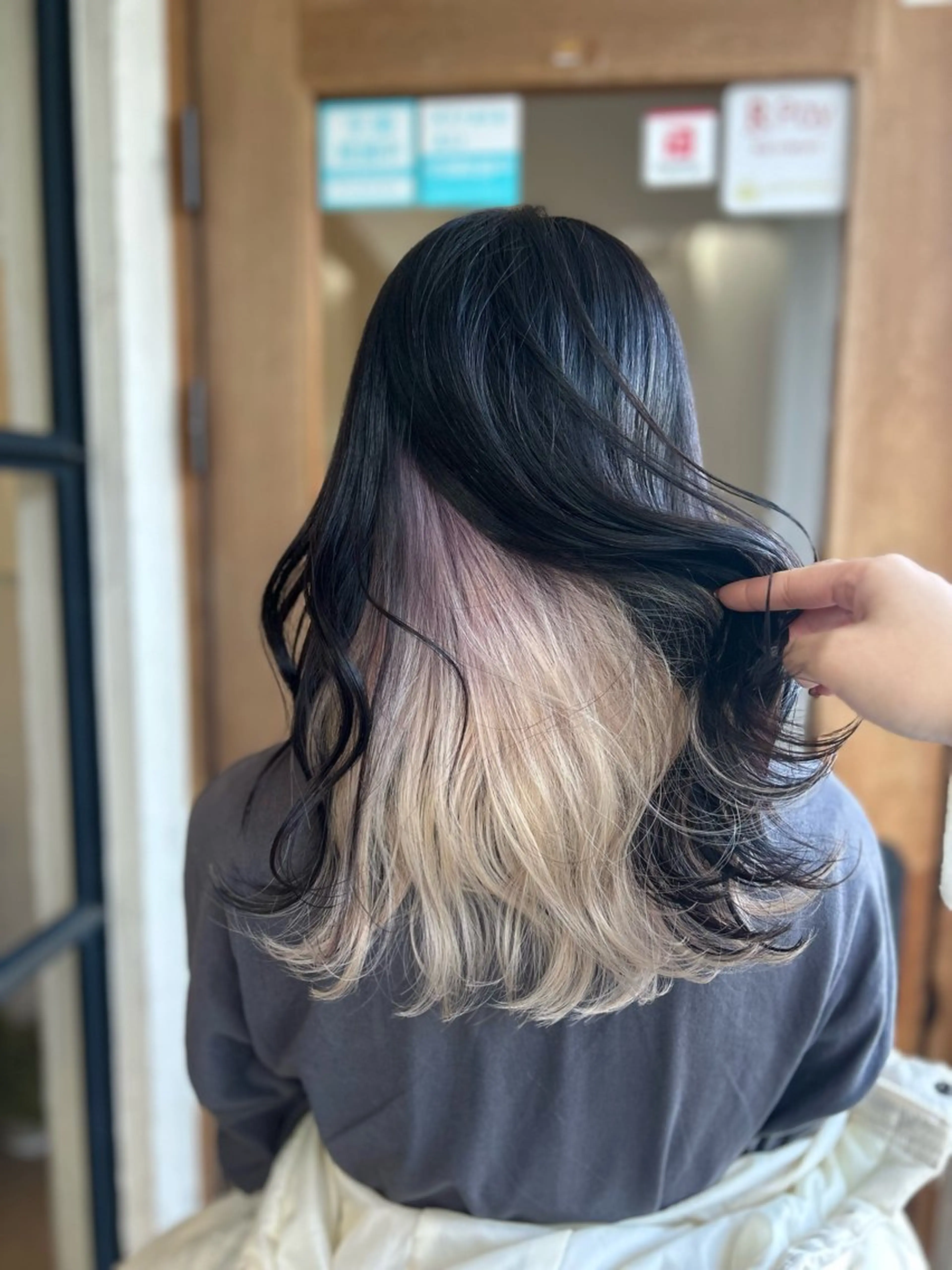 ロング カラー ブリーチ インナーカラー パープルカラー カット ヘアカラー Morpho Hair Product所属・井上 花音のヘアスタイル