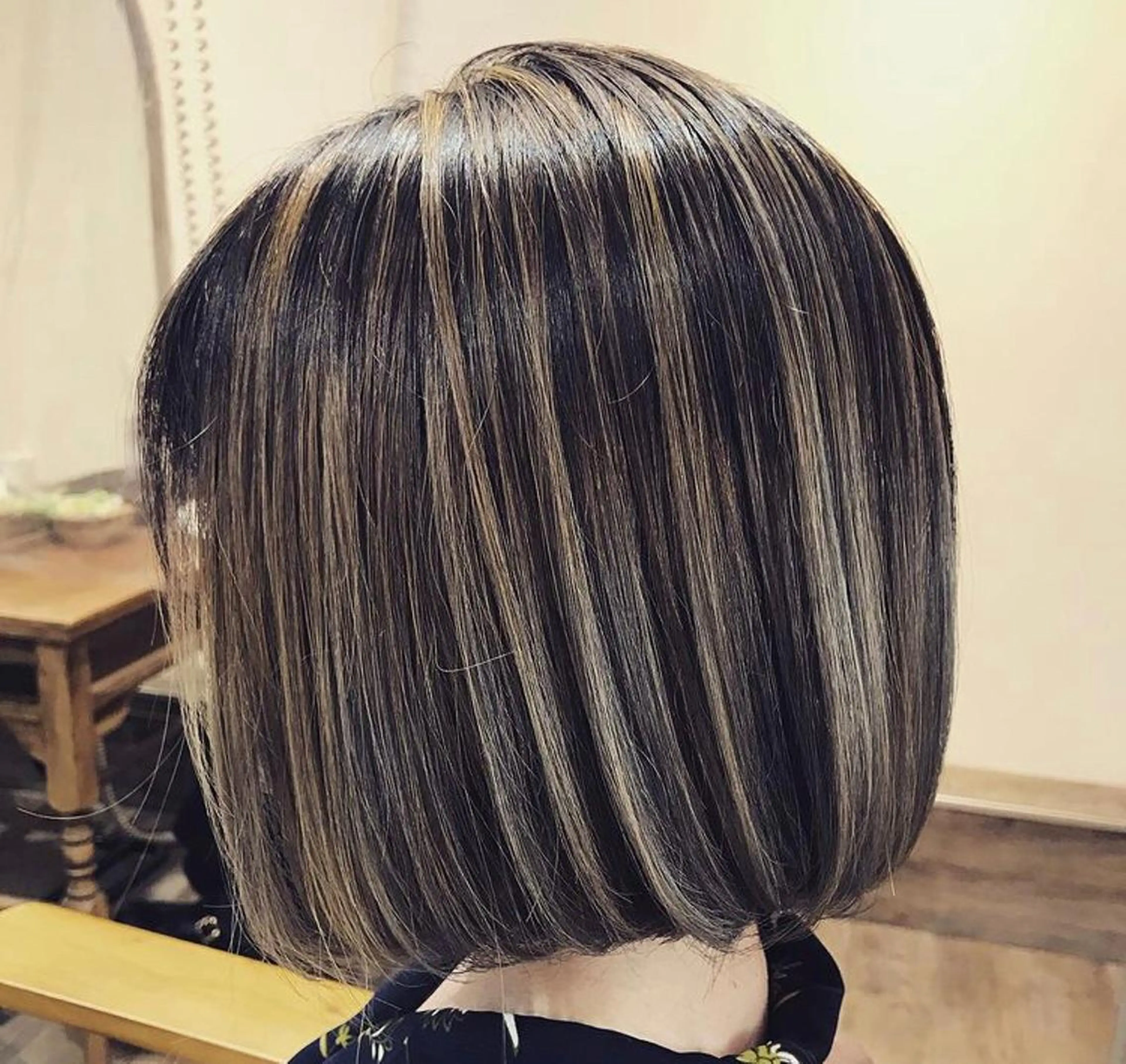 ミディアム ボブ ハイライト レイヤーカット 横浜関内髪質改善 re:Magoのヘアスタイル