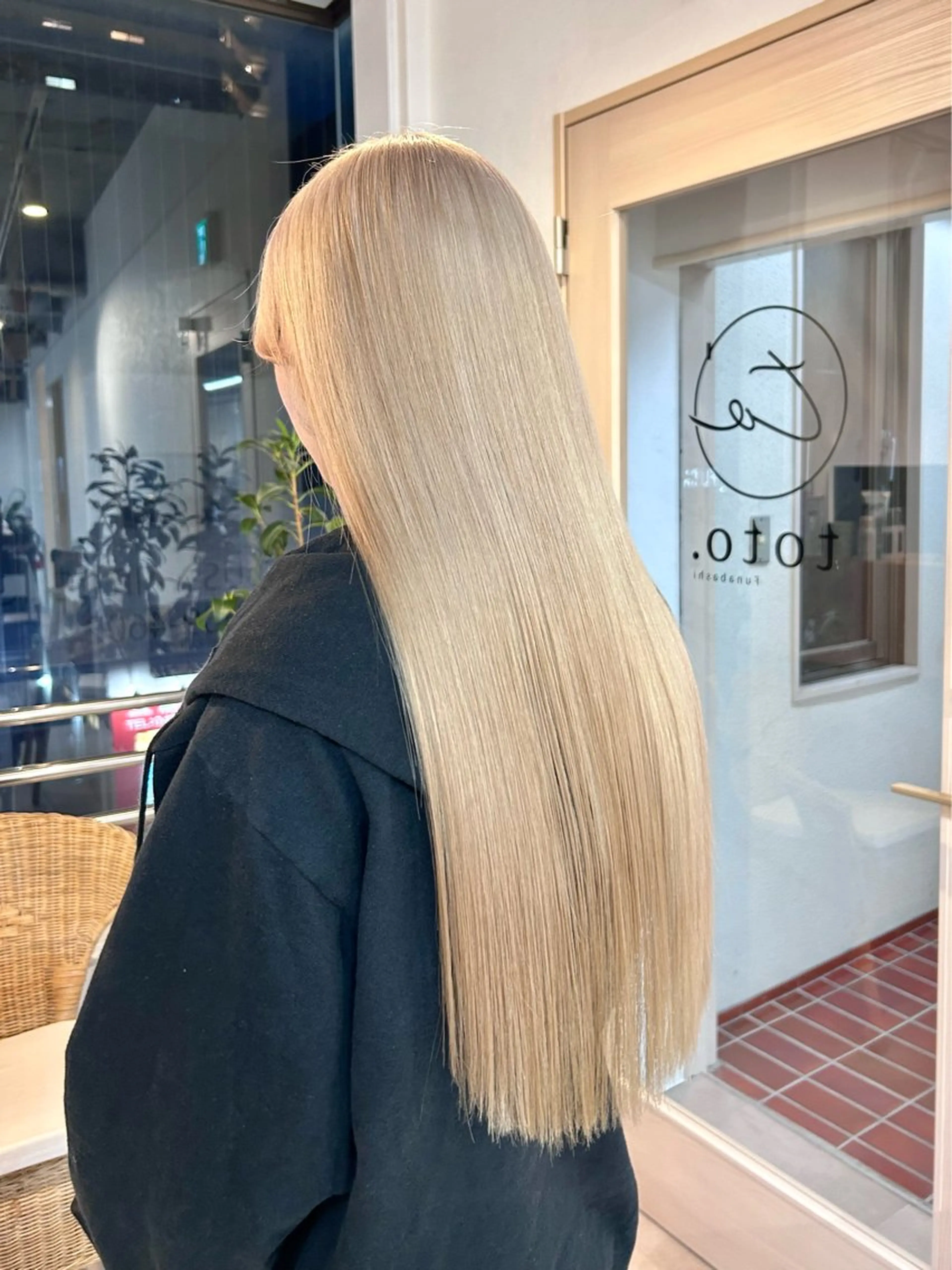 セミロング カラー ベージュカラー ブリーチ ホワイトベージュ カット ヘアカラー トリートメント 艶カラー/レイヤー/ ハイトーン/まなみのヘアスタイル