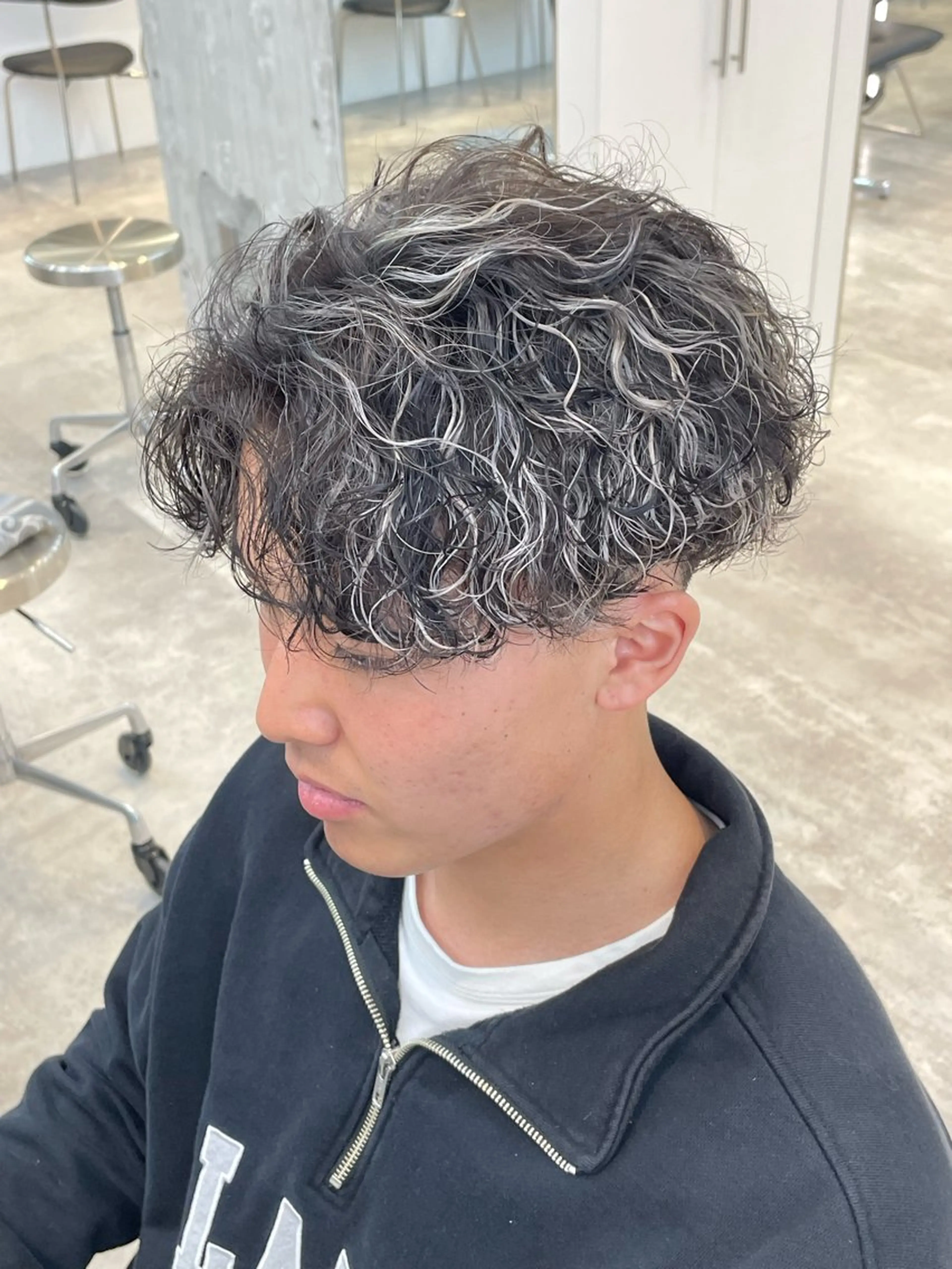 カラー パーマ メンズ メンズハイライト メンズパーマ 波巻きパーマ ハイライトカラー スパイラルパーマ カット ヘアカラー パーマ fifth 武正 琉生のヘアスタイル