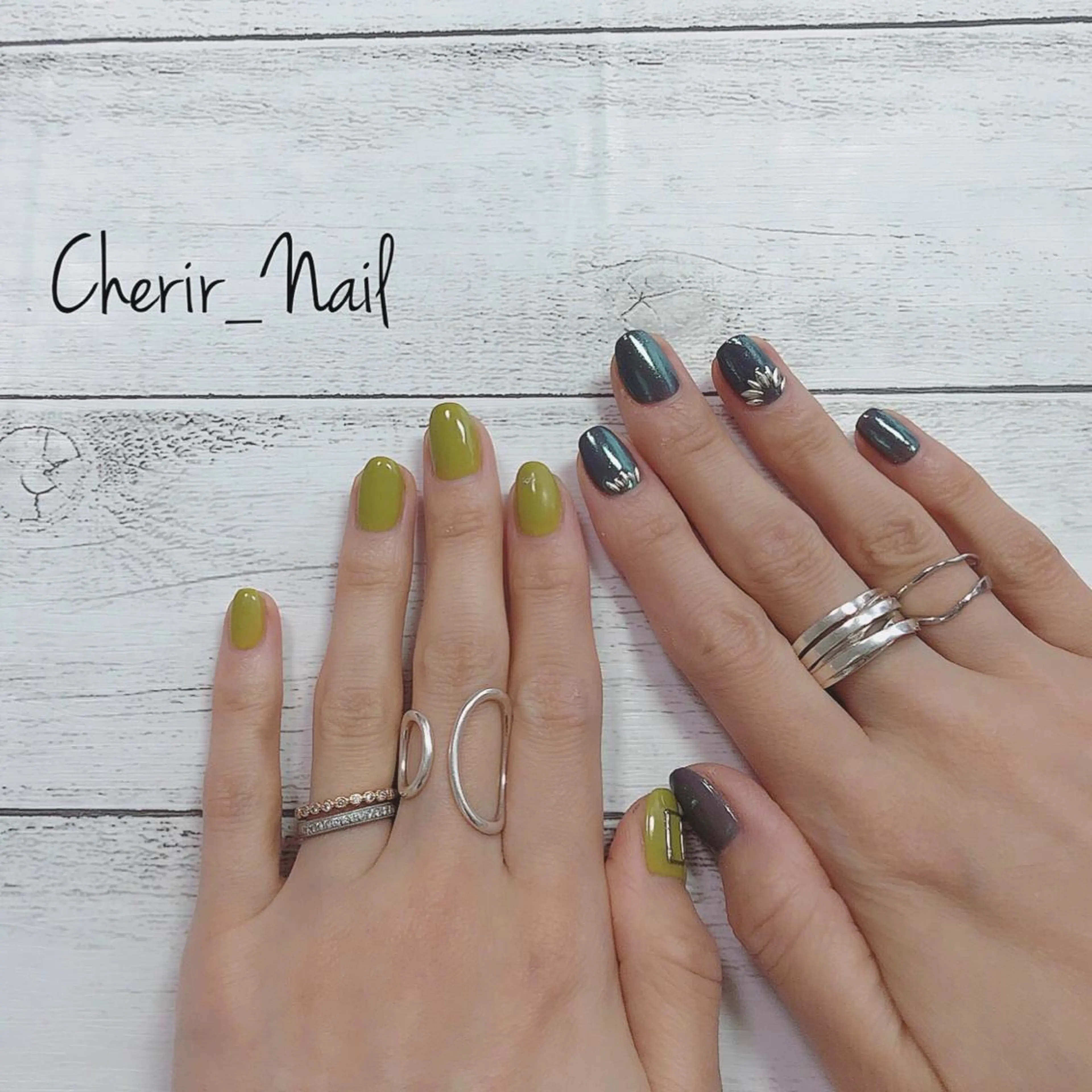 ネイル カジュアル グリーン ミラーネイル ワンカラーネイル ショートネイル Cherirnail kaoriのネイルデザイン