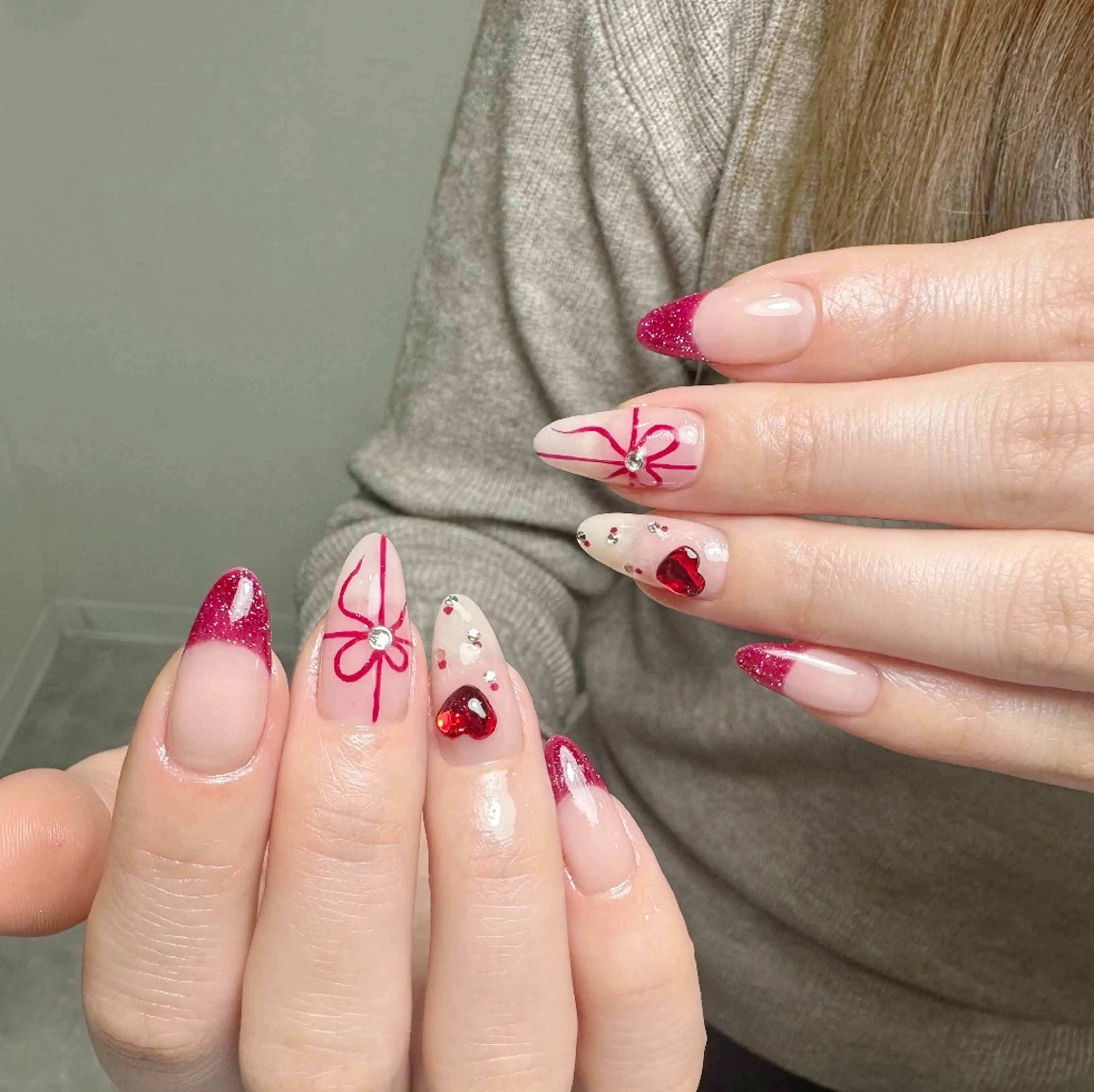 ネイル チークネイル 長さ出し フレンチネイル ジェルネイル キラキラネイル ハンドネイル UM Nail Salonのネイルデザイン