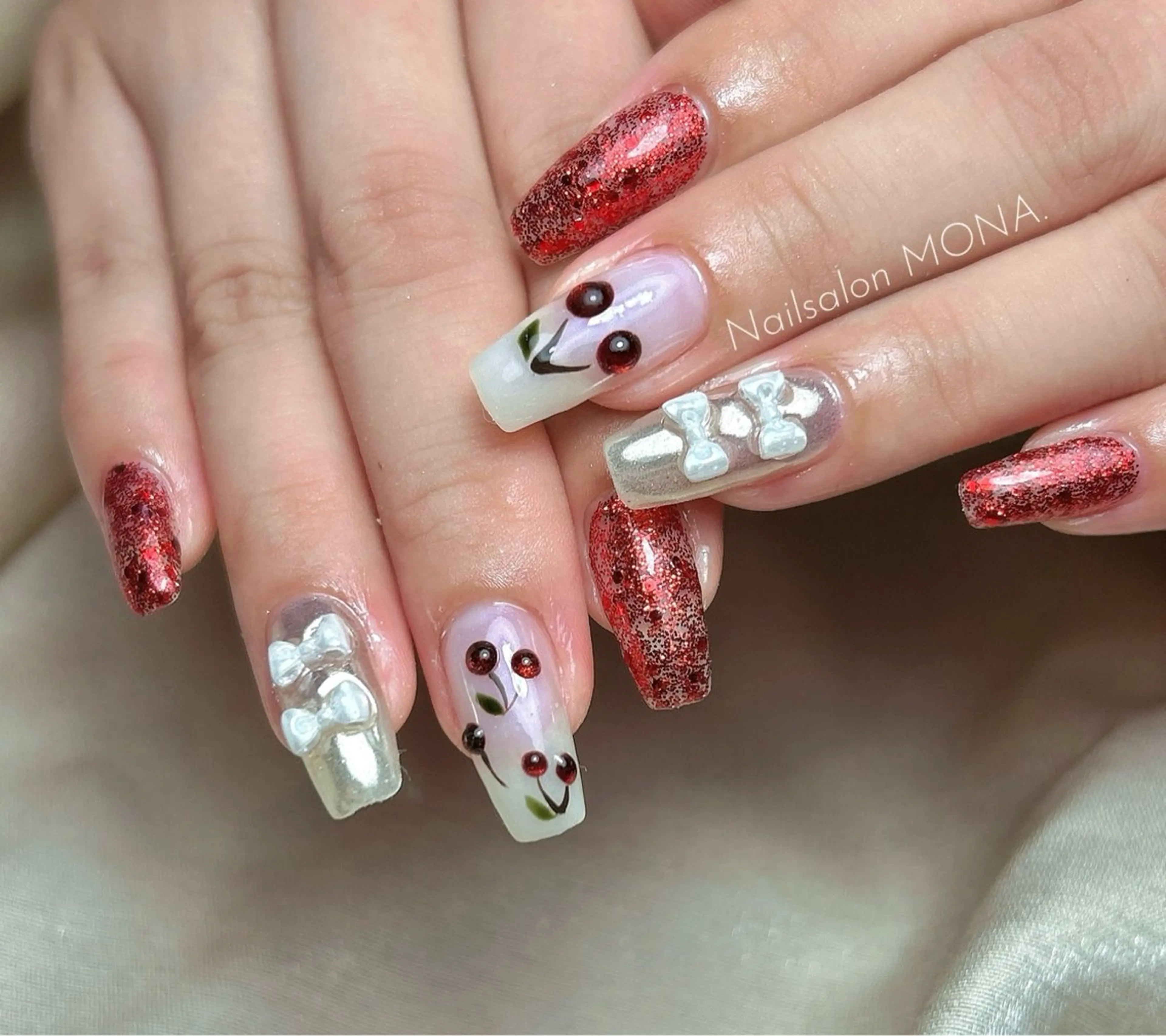 ネイル ラメ(グリッター) ワンカラーネイル 赤色 リボン ハンドネイル Nailsalon MONA.のネイルデザイン