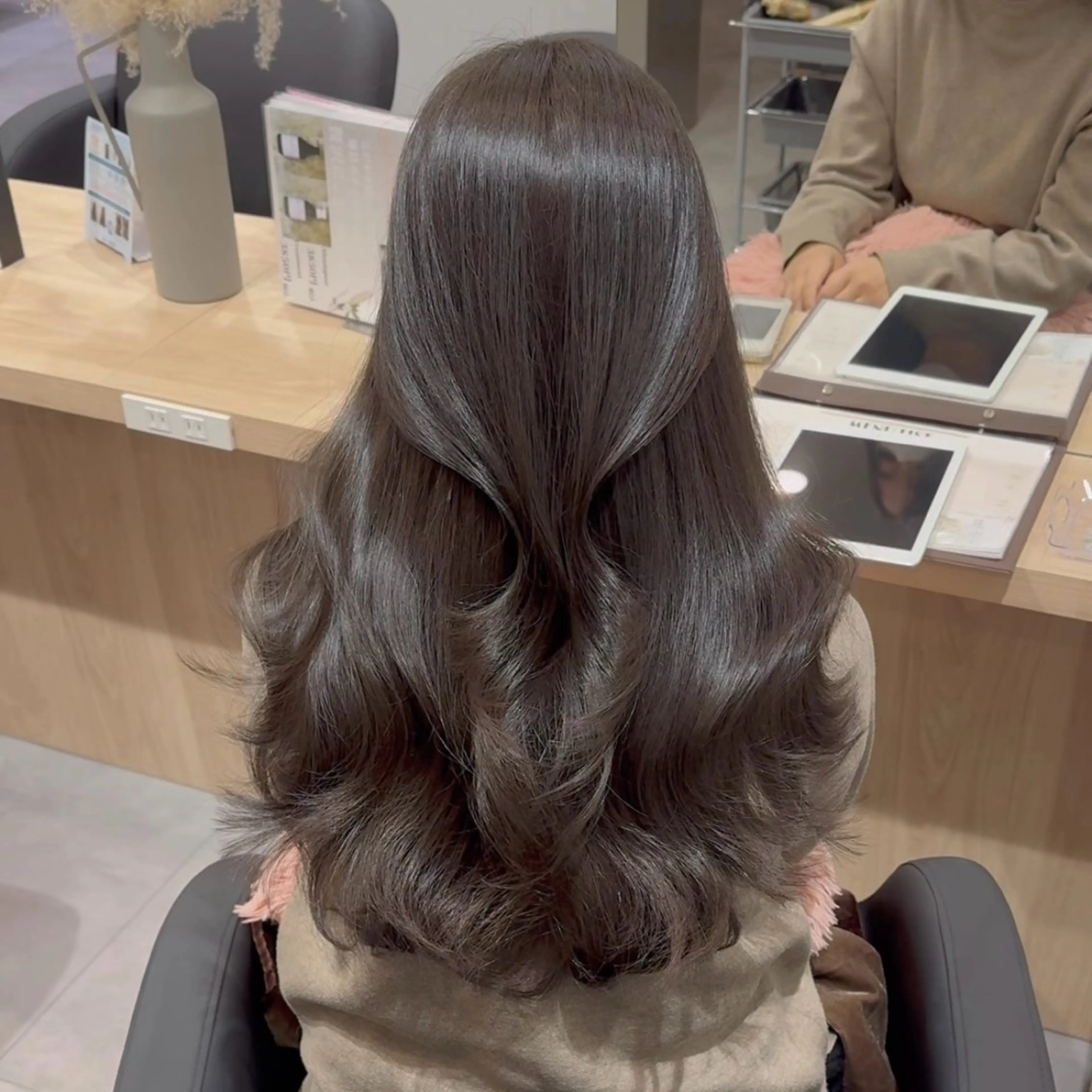 ロング カラー 透明感カラー グレージュ 韓国風ヘア レイヤーカット 小顔カット 片山 輝のヘアスタイル