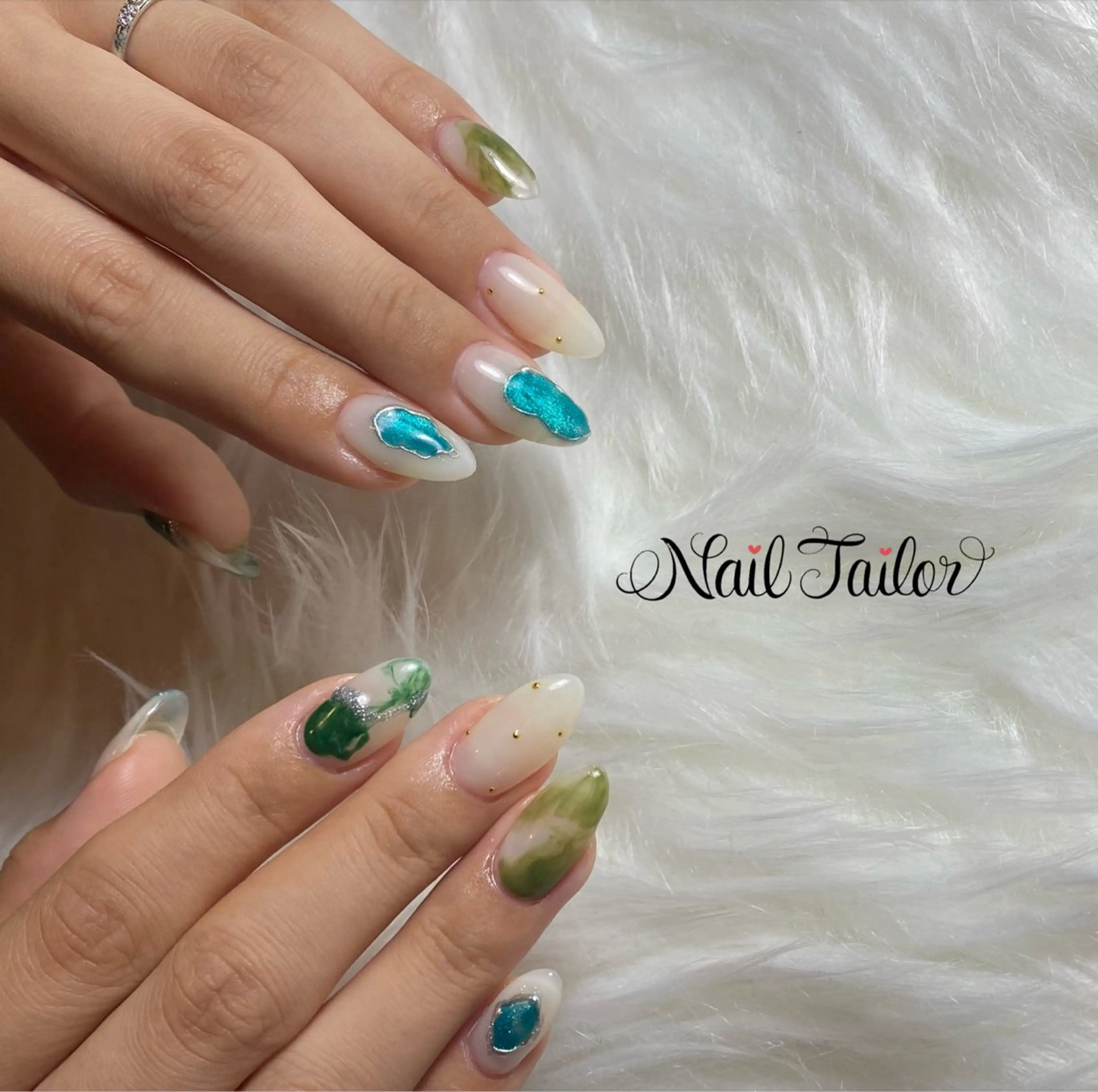 ネイル ジェルネイル グリーン キラキラネイル マグネットネイル 持ち込み ハンドネイル NailTailor ネイルテイラーのネイルデザイン