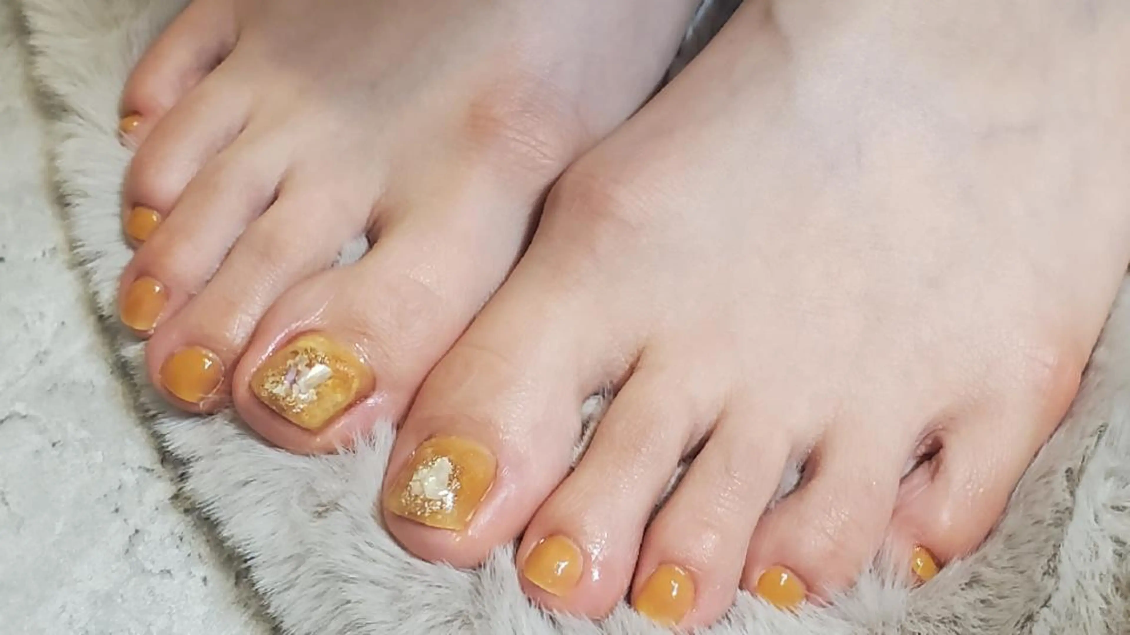 ネイル フットネイル キラキラネイル 黄色 Lakalani ネイルボディHaruのエステ・リラクイメージ