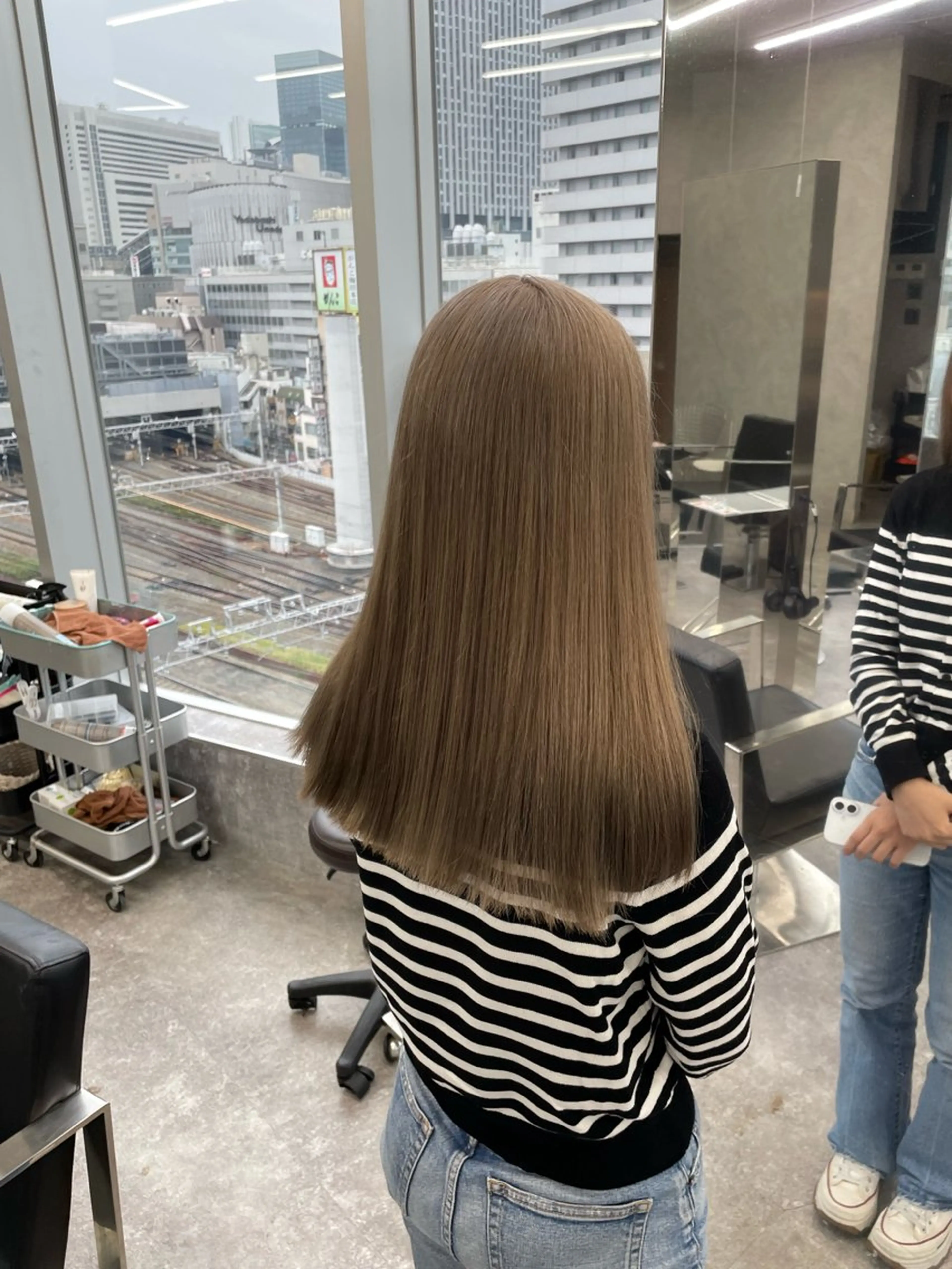 セミロング カラー ヘアアレンジ ベージュカラー ブリーチ ハイトーンカラー ハイトーンベージュ ミルクティーベージュ ヘアカラー トリートメント 神戸三宮ダメージレス ブリーチ特化 麟太郎のヘアスタイル