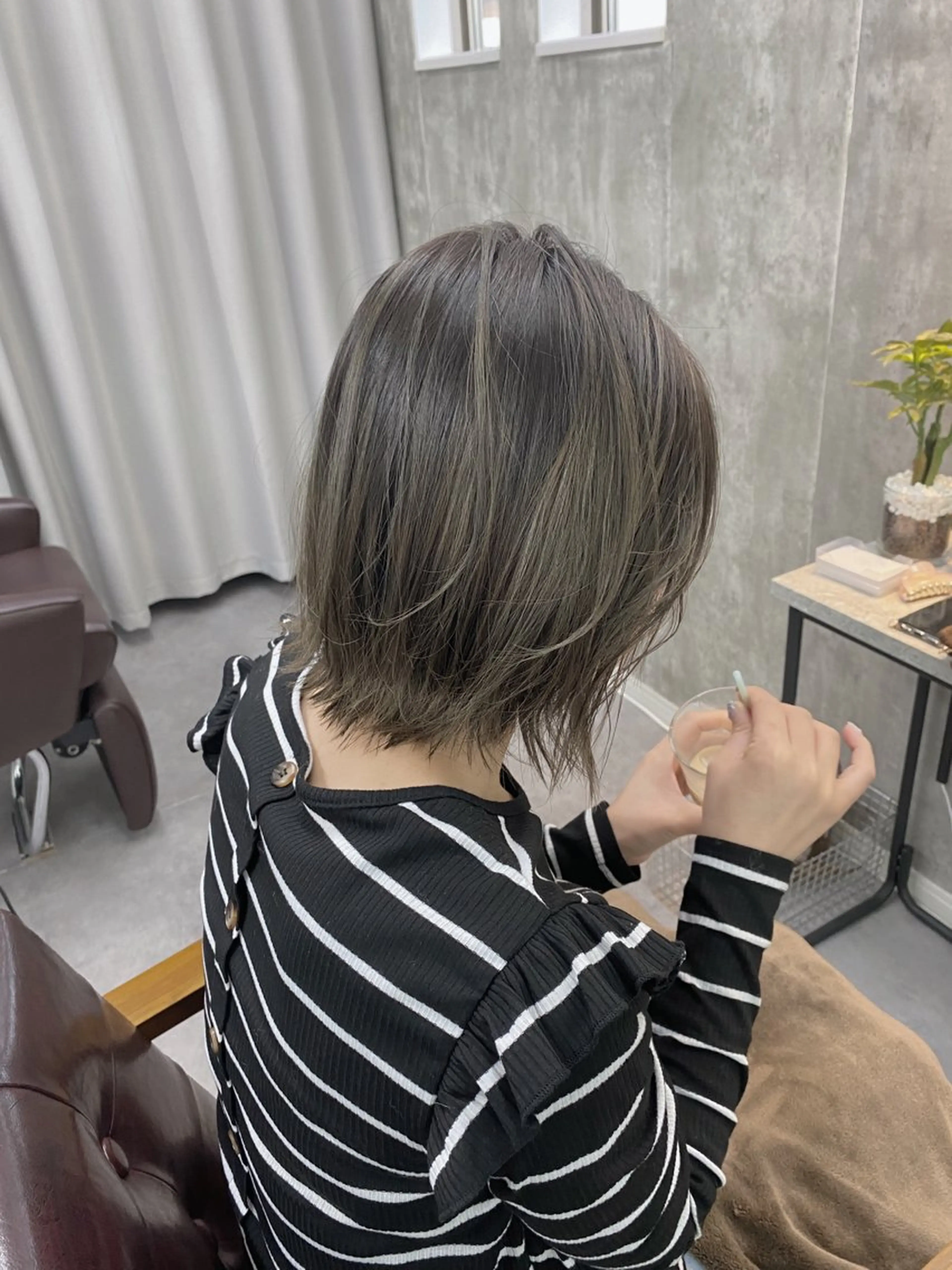 ミディアム カラー バレイヤージュ ベージュカラー ブリーチ 透明感カラー ハイライトカラー 1席のみの 美容室IKKIのヘアスタイル