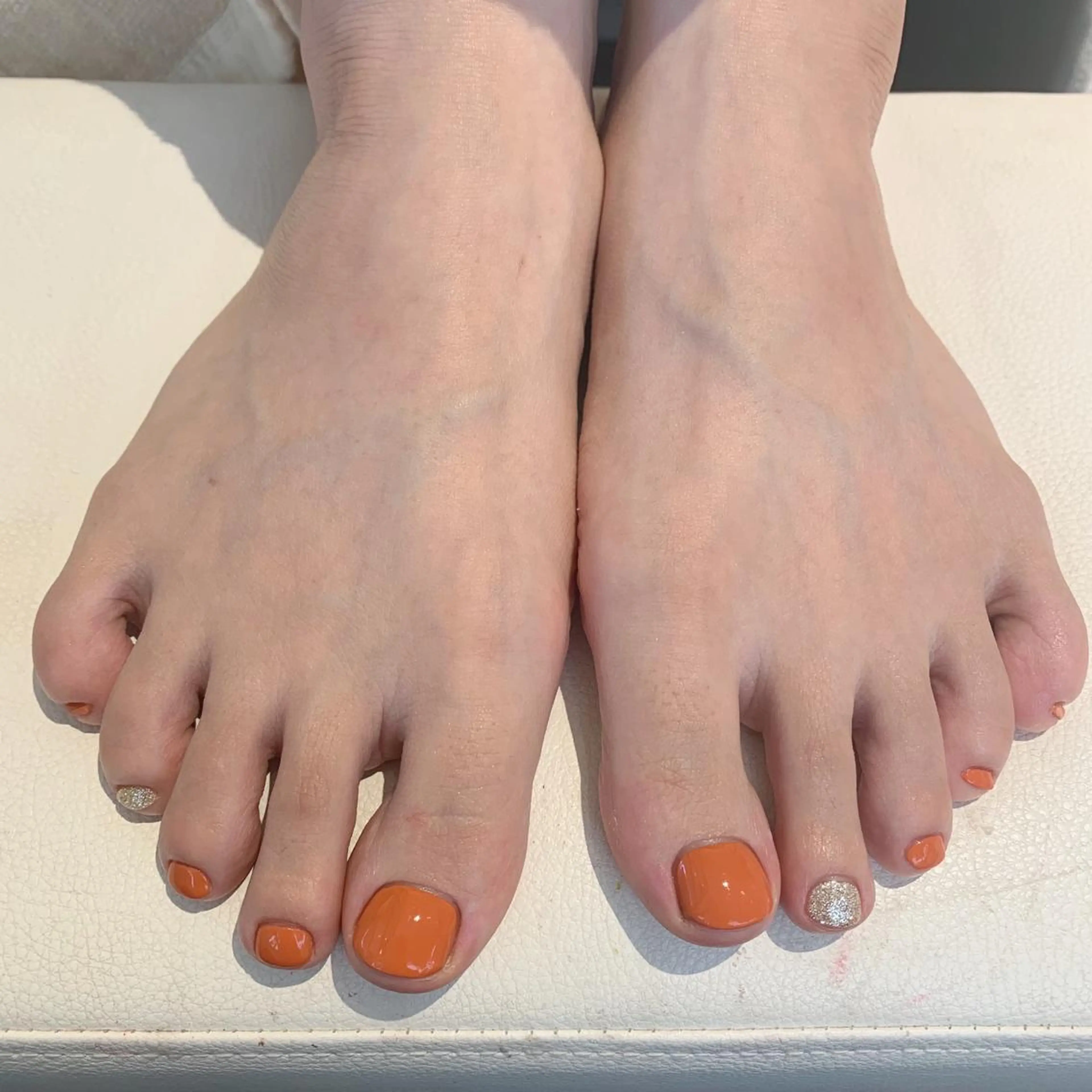 ネイル フットネイル ジェルネイル ゴールド ラメ(グリッター) ワンカラーネイル フットネイル 鈴木 里奈のネイルデザイン