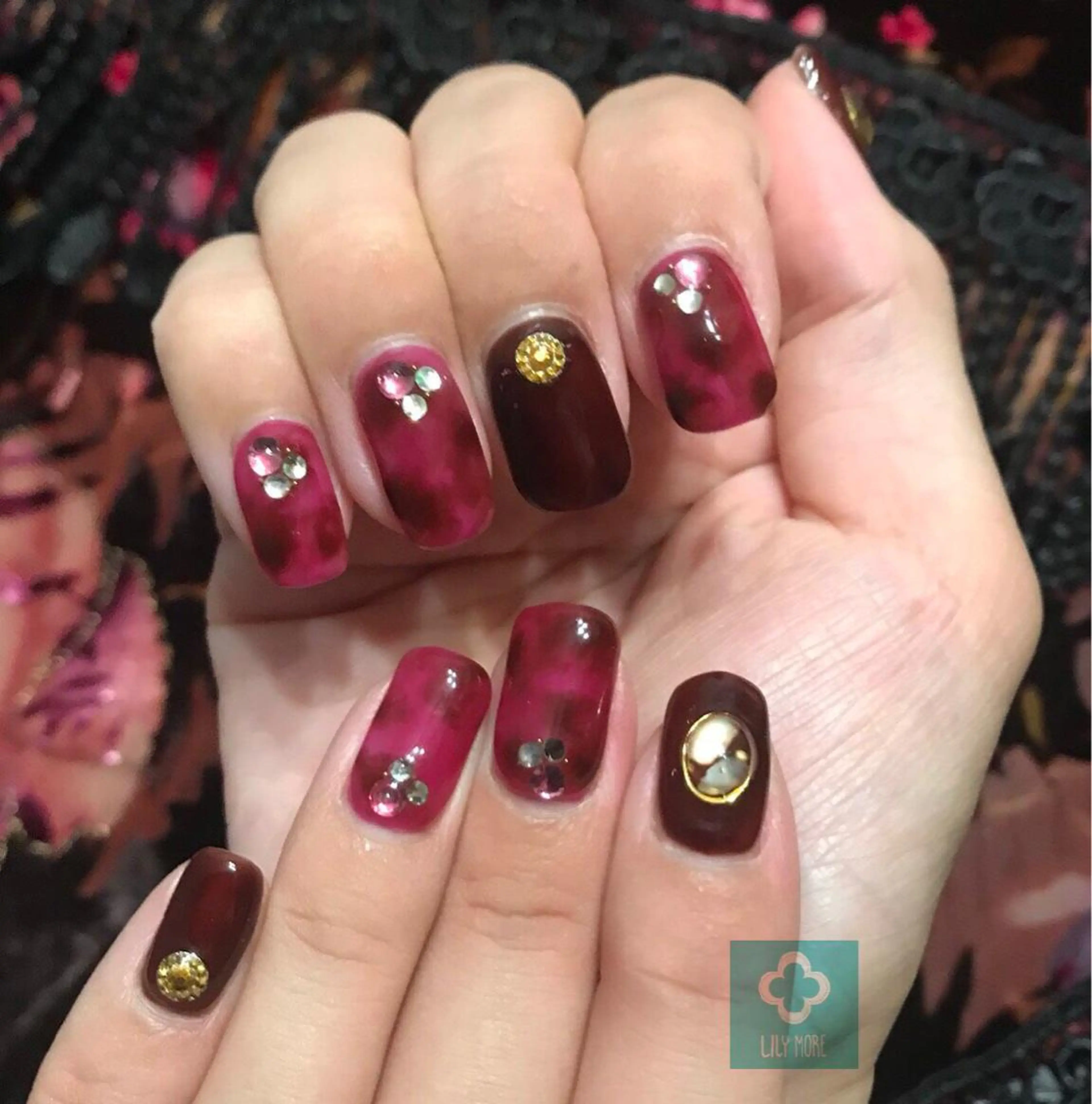 ネイル べっ甲ネイル 赤色 Lily closetのネイルデザイン