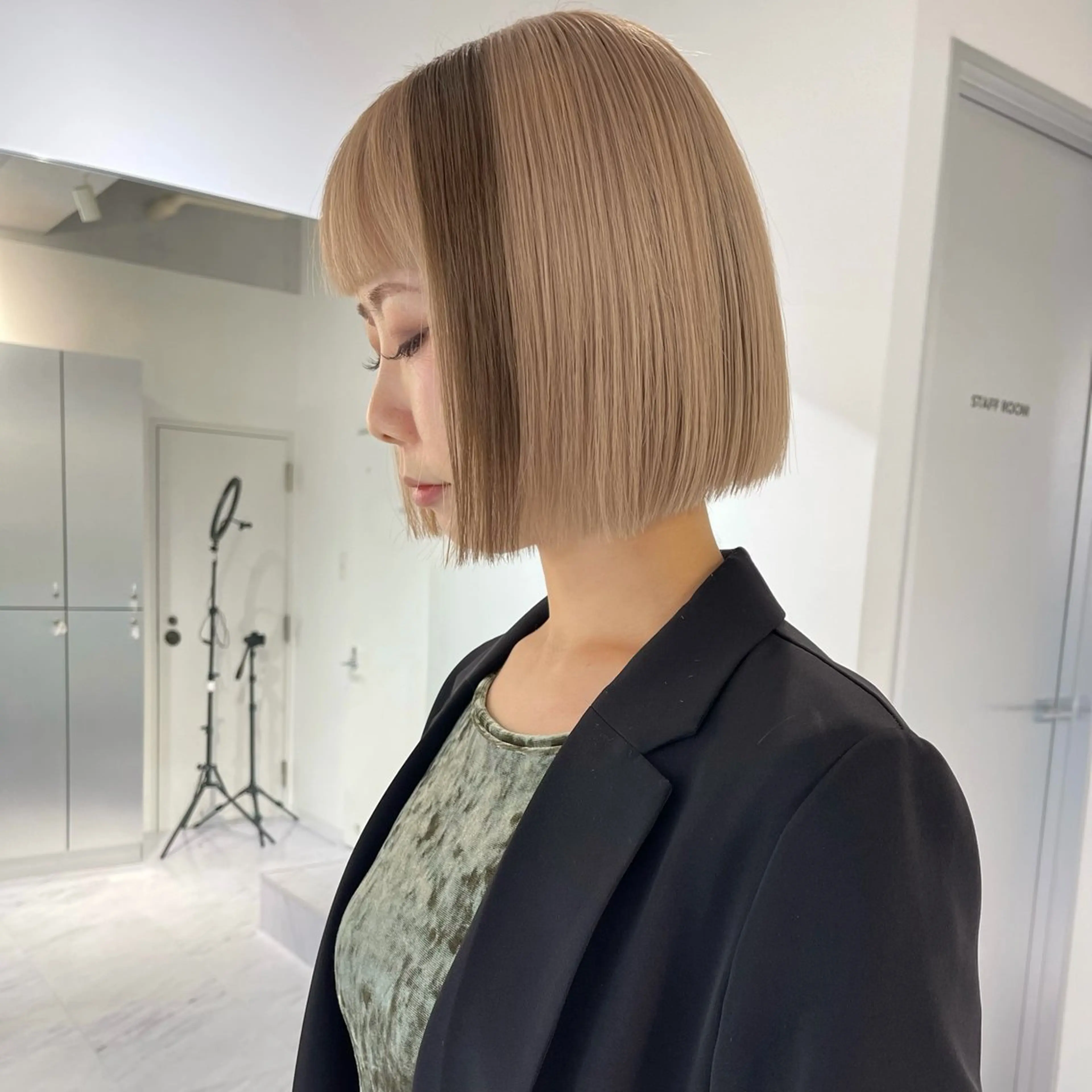 ショート カラー ベージュカラー ブリーチ ケアブリーチ デザインカラー ダブルカラー ヘアカラー トリートメント TATSUブリーチ/ ミルクティーベージュのヘアスタイル