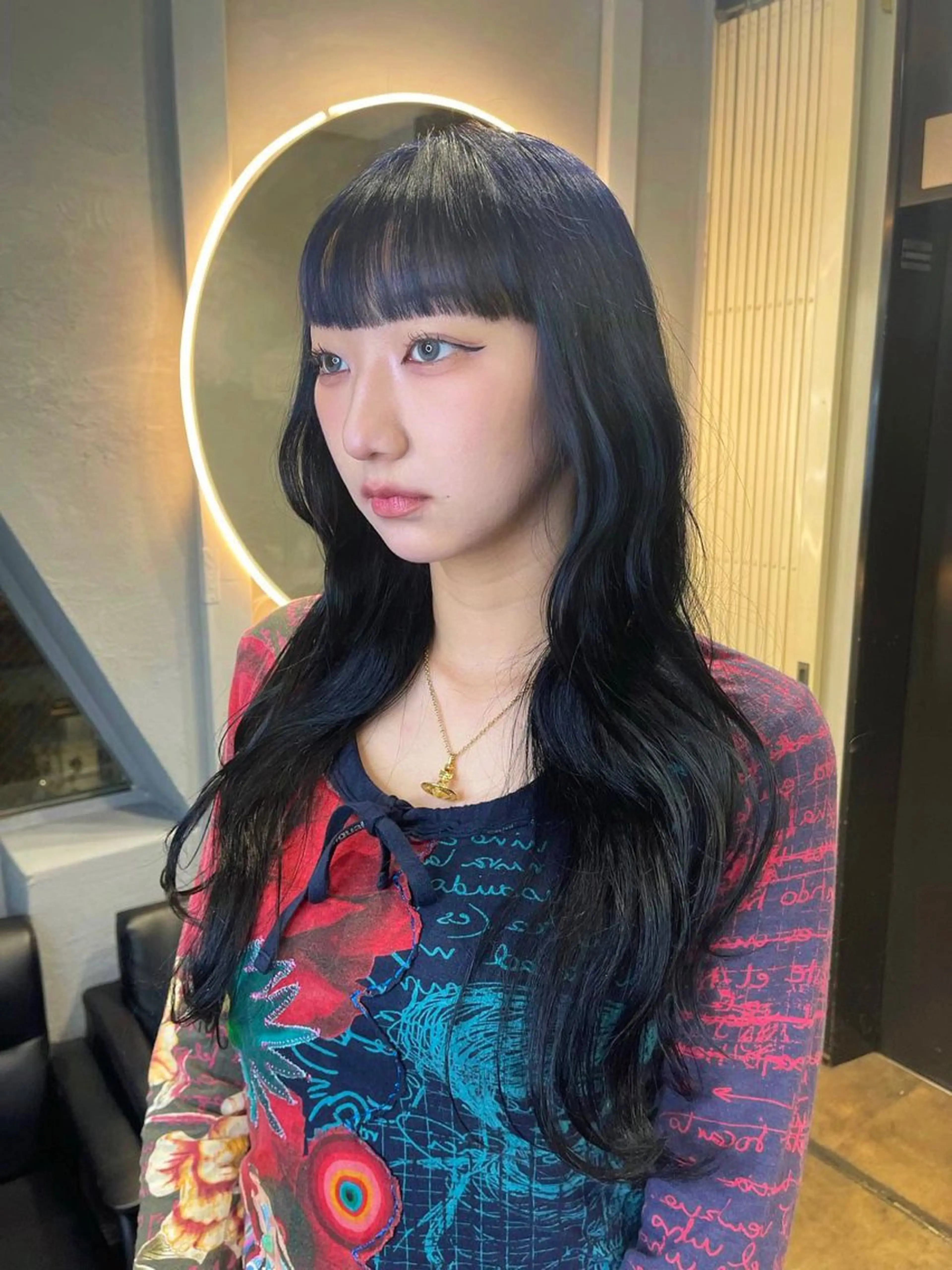 ロング カラー 黒髪 ブルーカラー ネイビーカラー ヘアカラー トリートメント TATSUブリーチ/ ミルクティーベージュのヘアスタイル