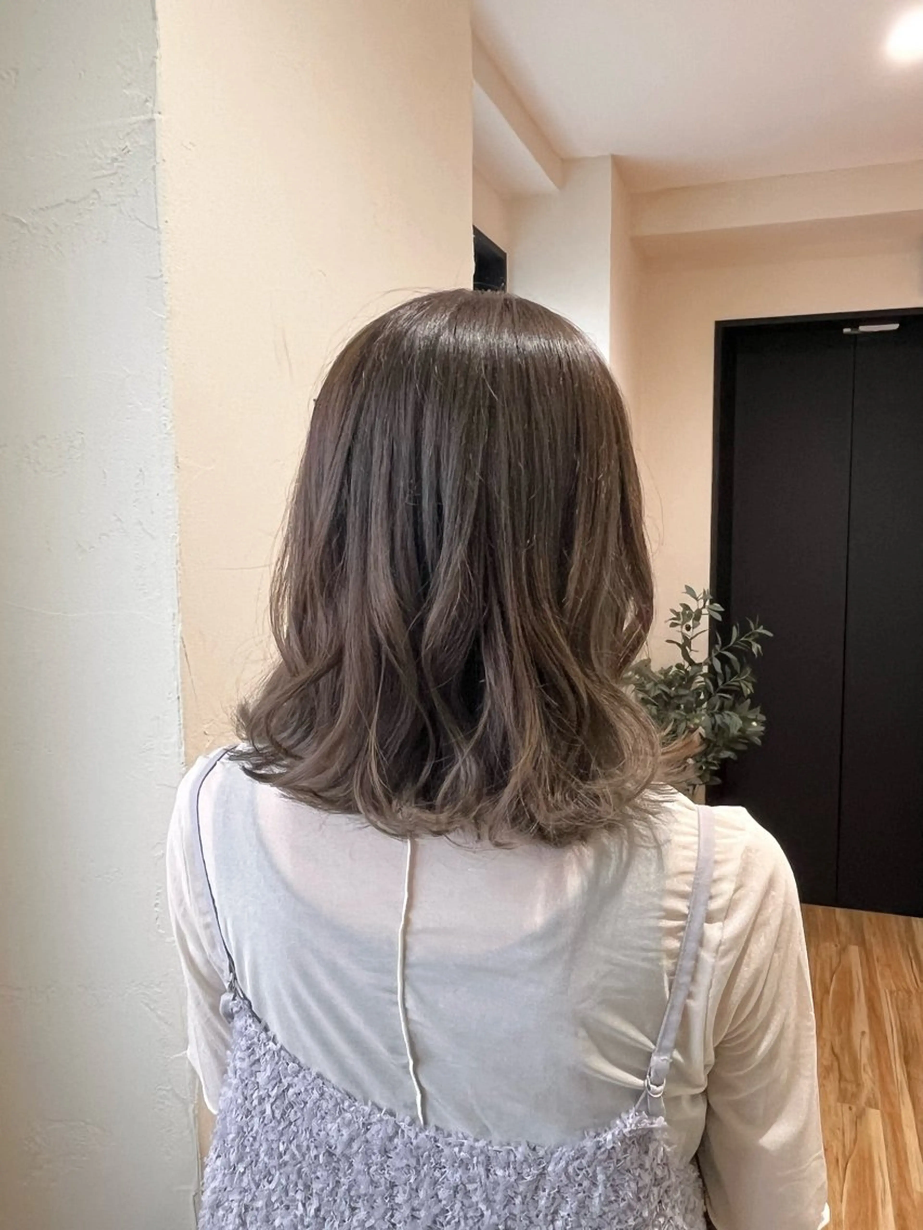 ミディアム カラー アディクシーカラー ベージュカラー 透明感カラー グレージュ ハイライトカラー ヘアカラー 梅山 美侑のヘアスタイル