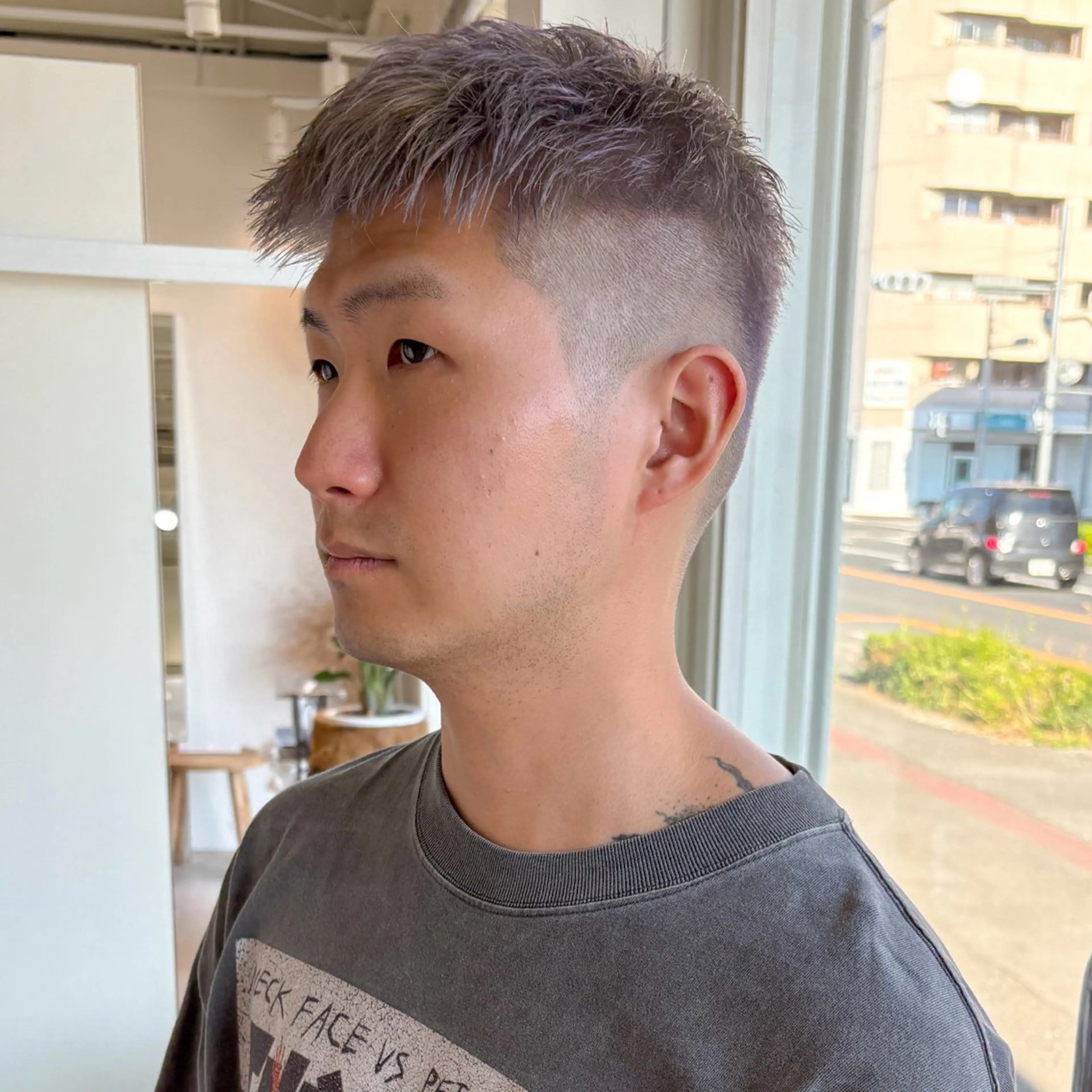 ショート カラー メンズ フェードカット メンズショート アッシュ 透明感カラー ラベンダーカラー 安西 香利奈のヘアスタイル