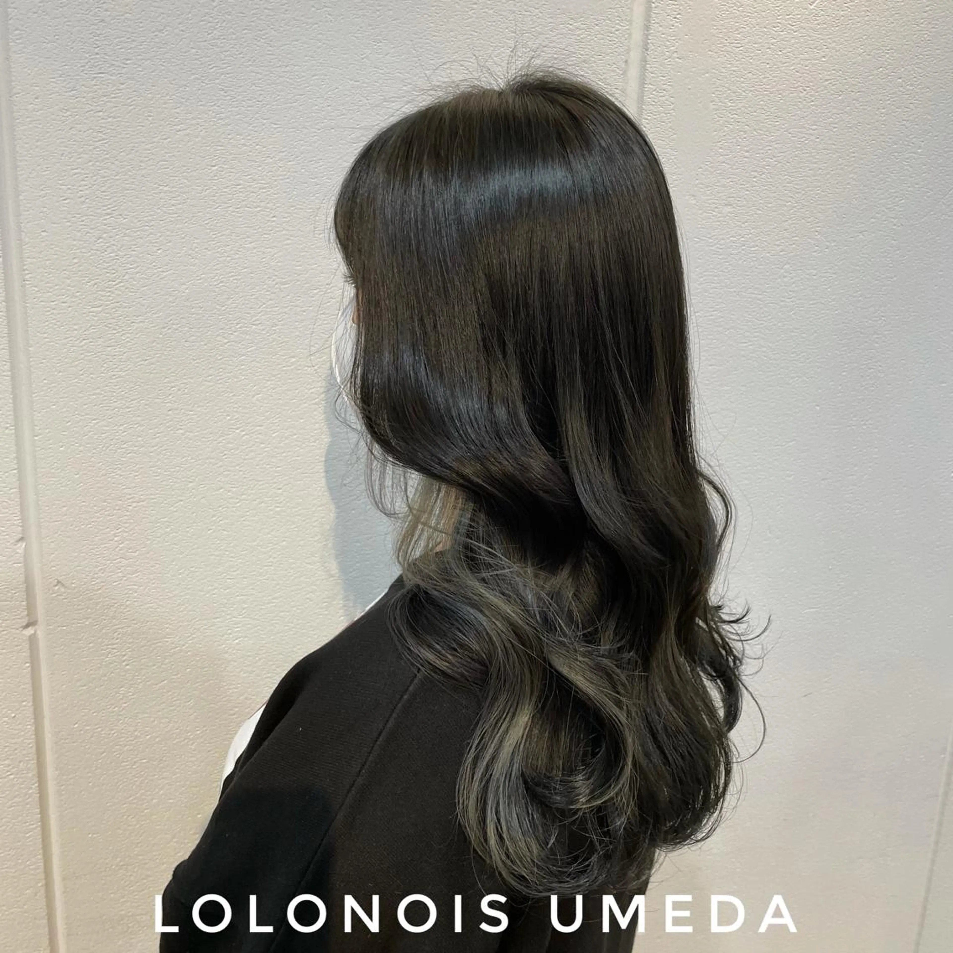 ロング カラー アッシュ ダークグレー ホワイトアッシュ Lolonois梅田 /Okazaki:)のヘアスタイル
