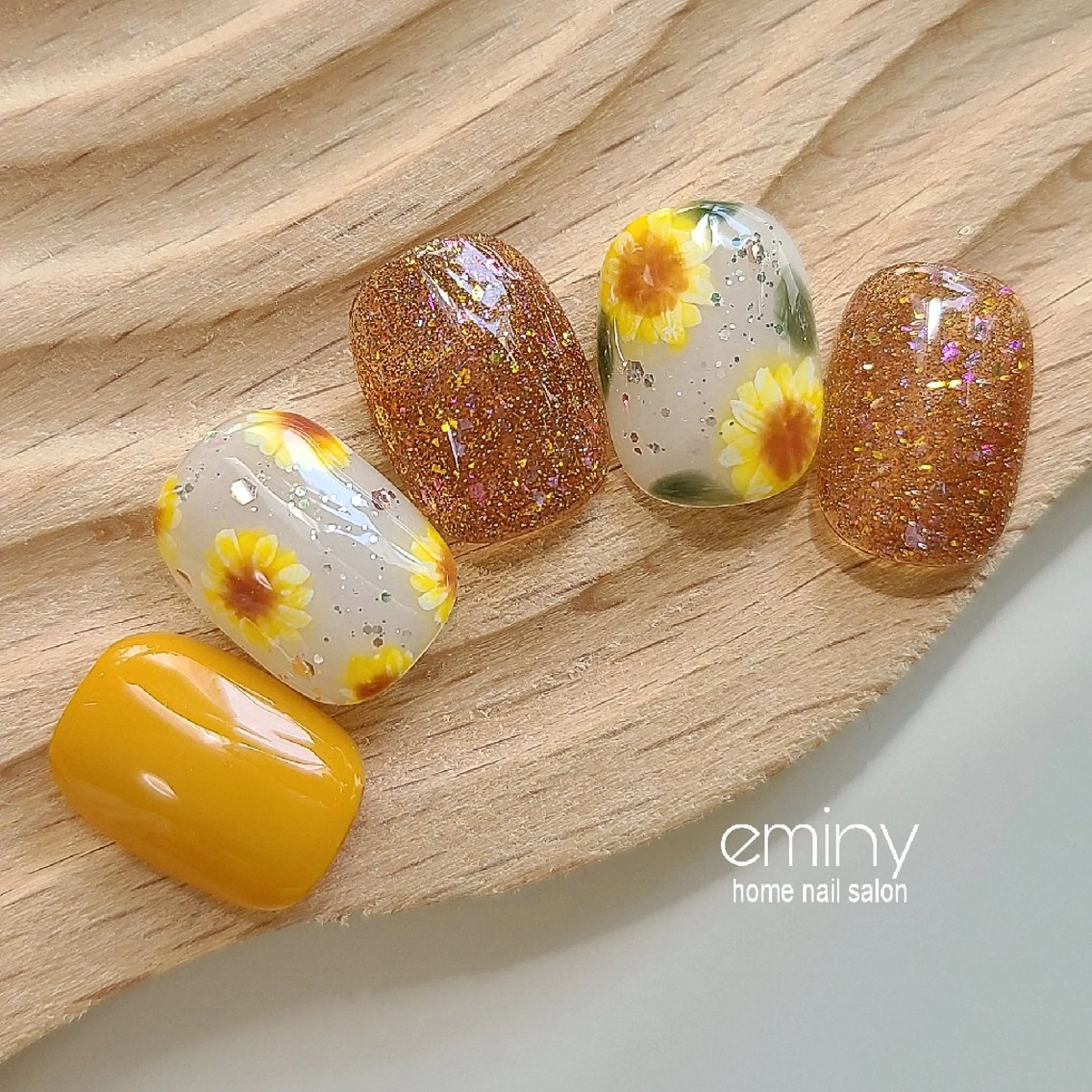 ネイル フラッシュネイル フラワーネイル ジェルネイル キラキラネイル 夏ネイル ハンドネイル nail salon  eminyのネイルデザイン