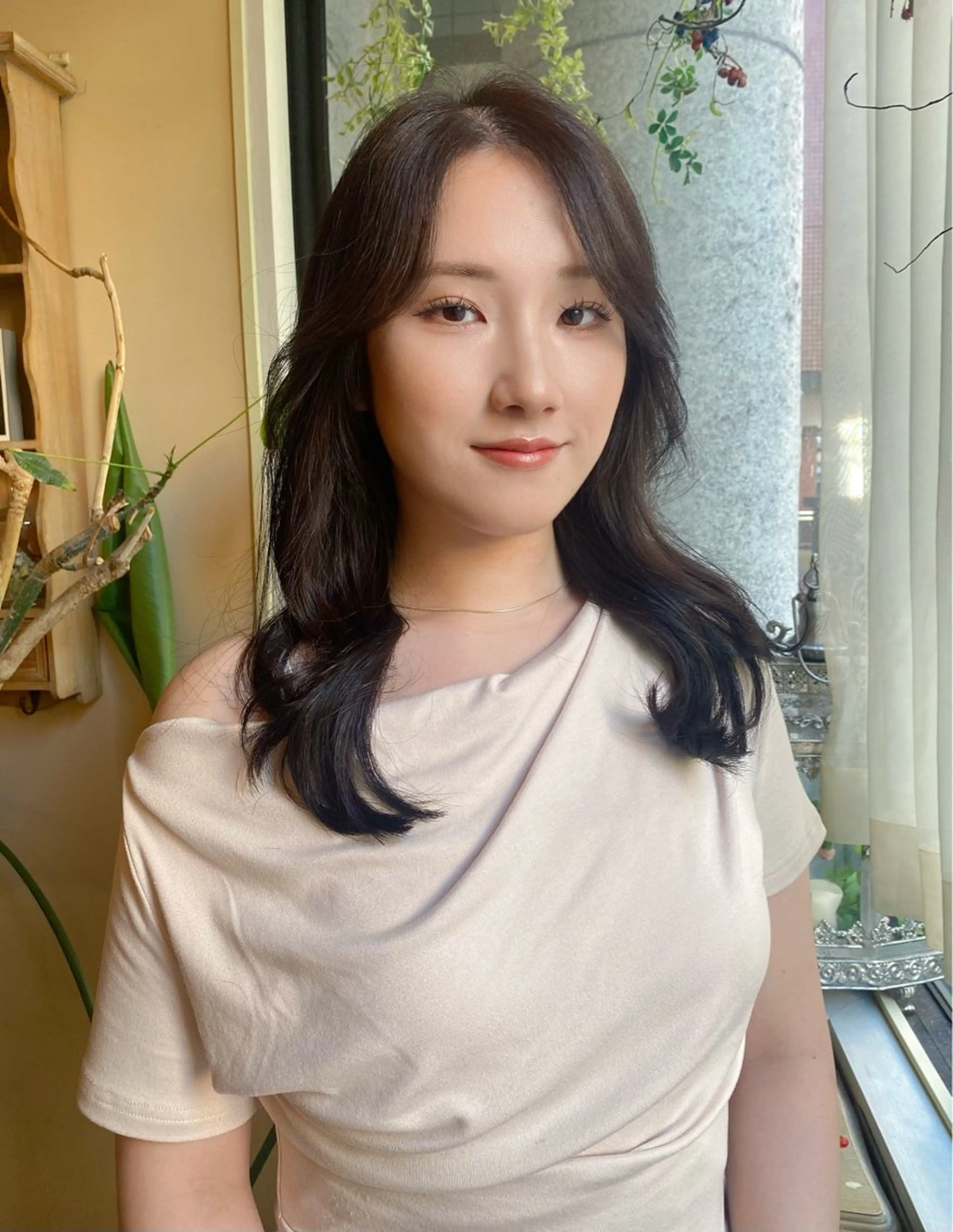 セミロング カラー アッシュ ベージュカラー 當山 瑠奈のヘアスタイル