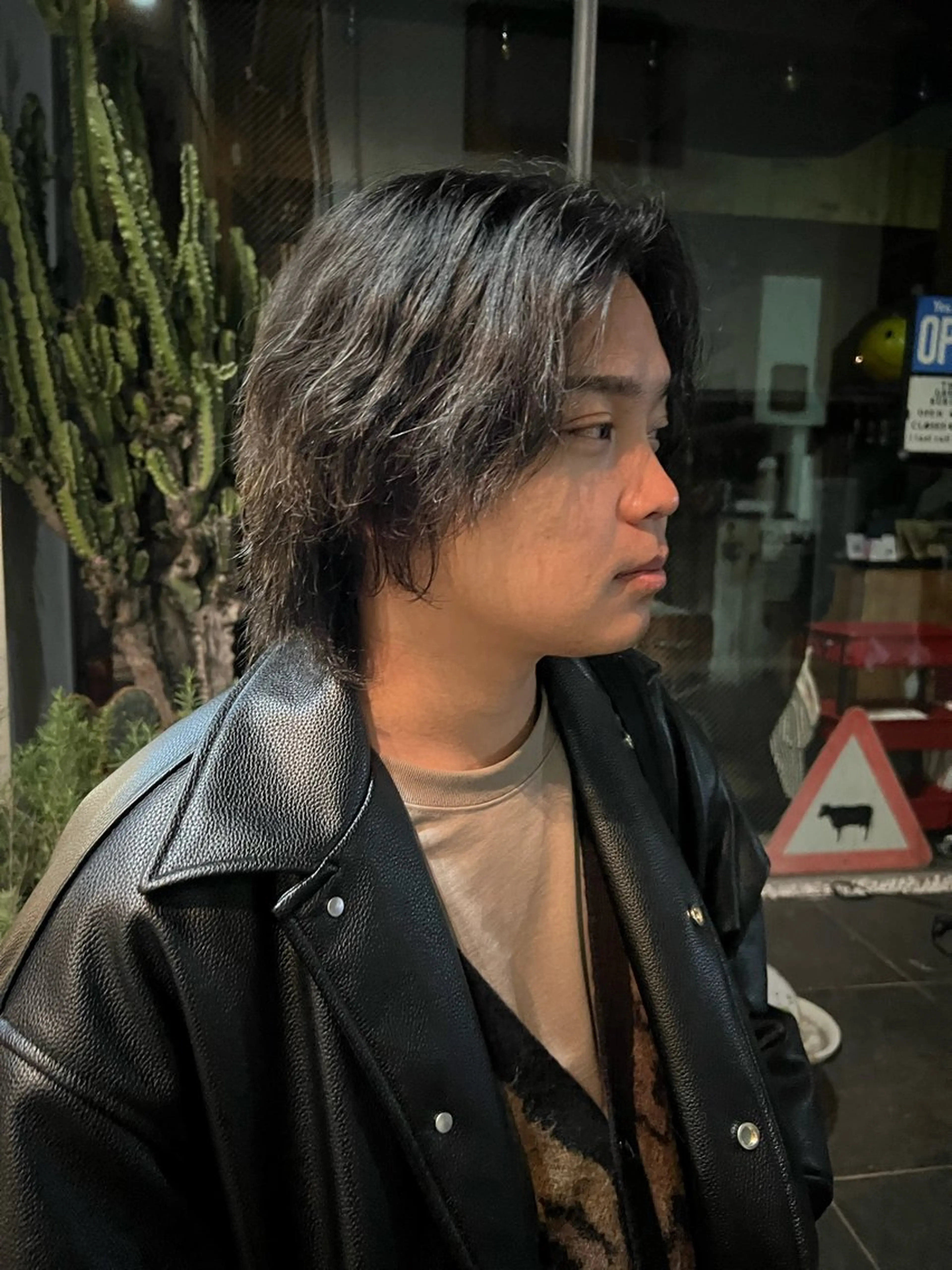 ミディアム カラー パーマ ヘアアレンジ メンズ ミディアムパーマ メンズブリーチ センターパート メンズハイライト マッシュウルフ カット ショートヘア原宿 fifth コシのヘアスタイル