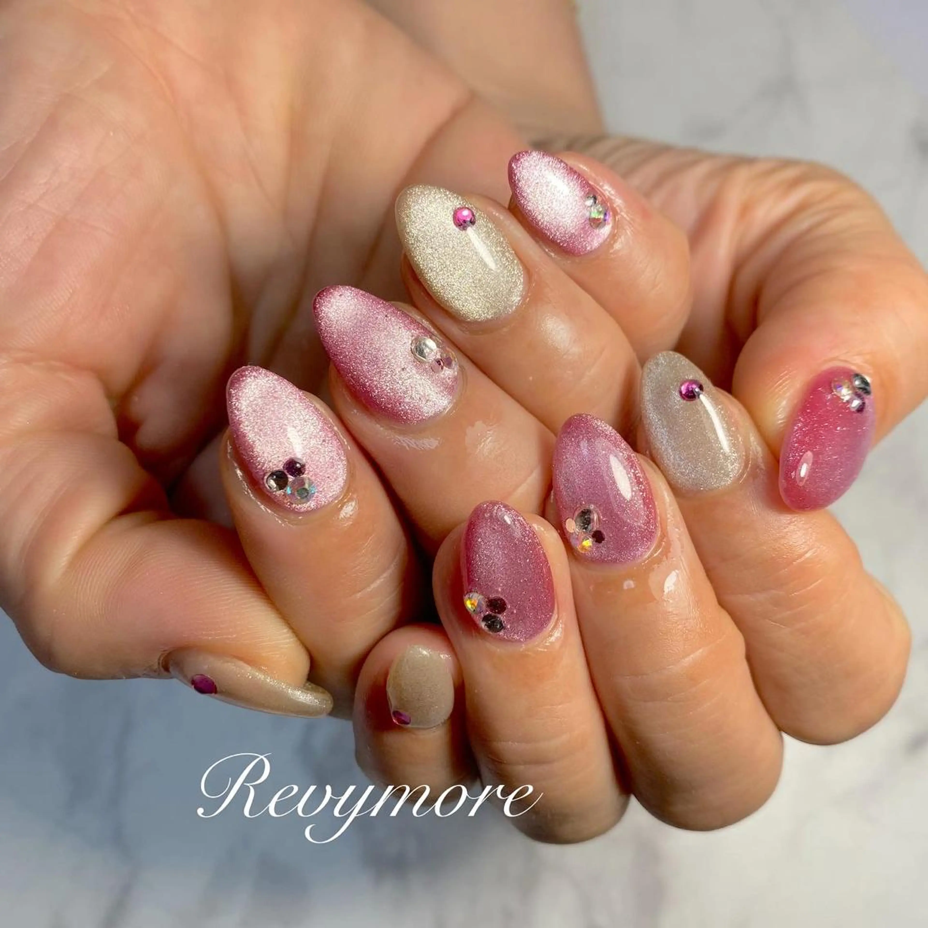 ミディアム ネイル 韓国風ヘア ジェルネイル キラキラネイル 韓国ネイル マグネットネイル nail salon Revymoreのネイルデザイン