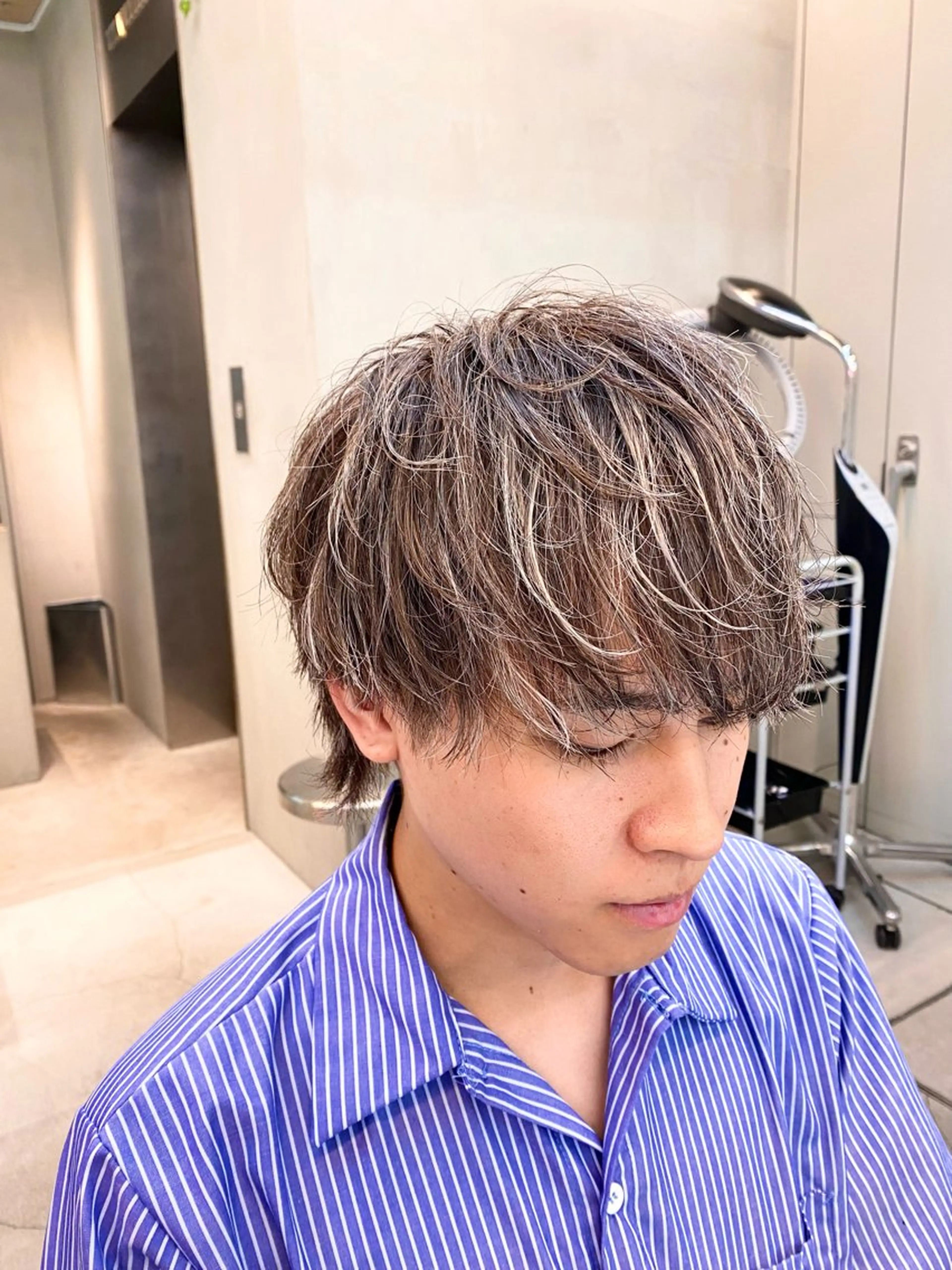 ショート カラー メンズ メンズブリーチ メンズハイライト ブリーチ ダークグレー ダークグレージュ カット ヘアカラー トリートメント 艶髪と透明感を ‼️/若林のヘアスタイル