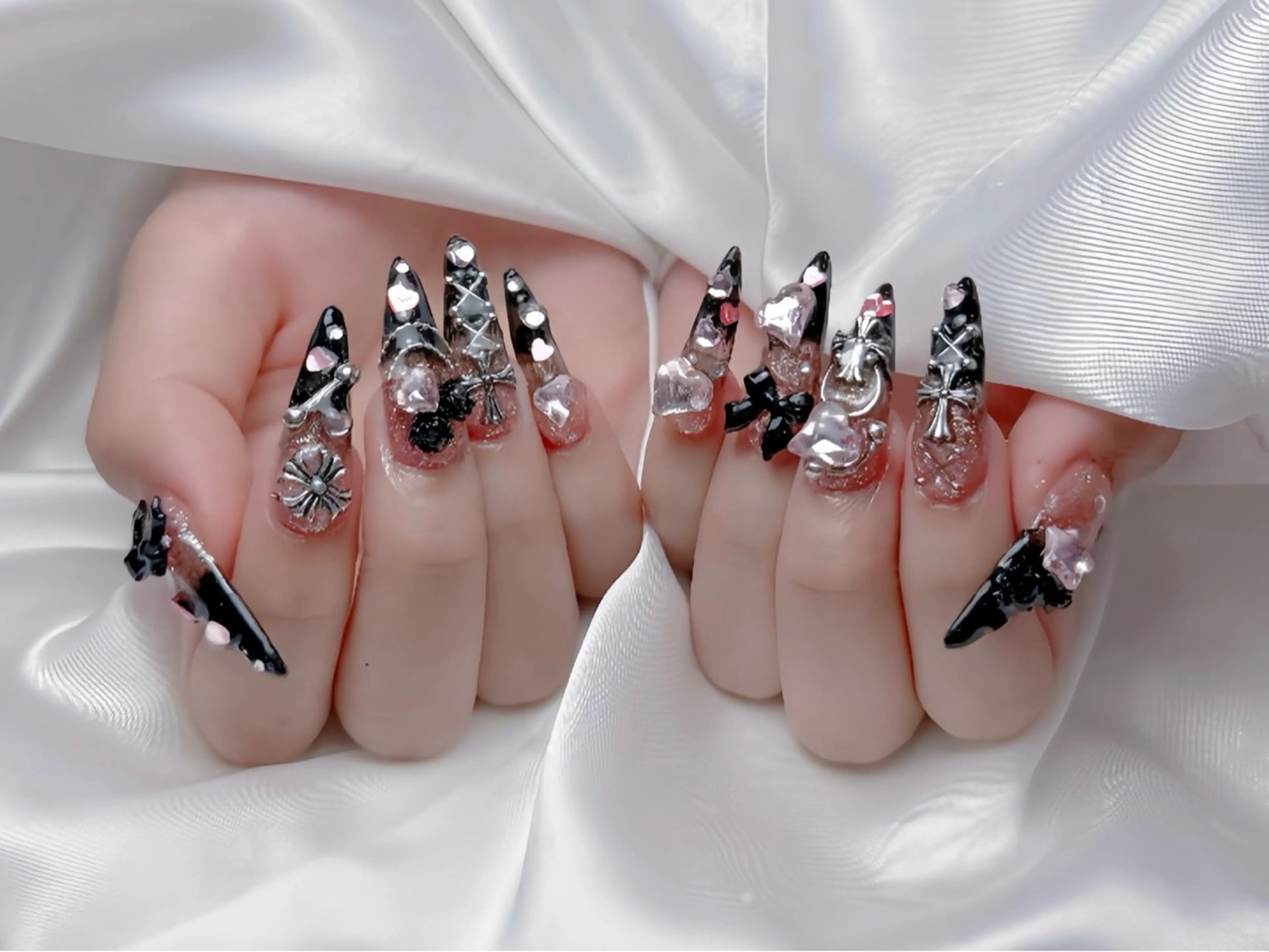 ネイル オーロラネイル チークネイル 桜ネイル クリアネイル ドット ハンドネイル Rin Nail 新大久保店のネイルデザイン