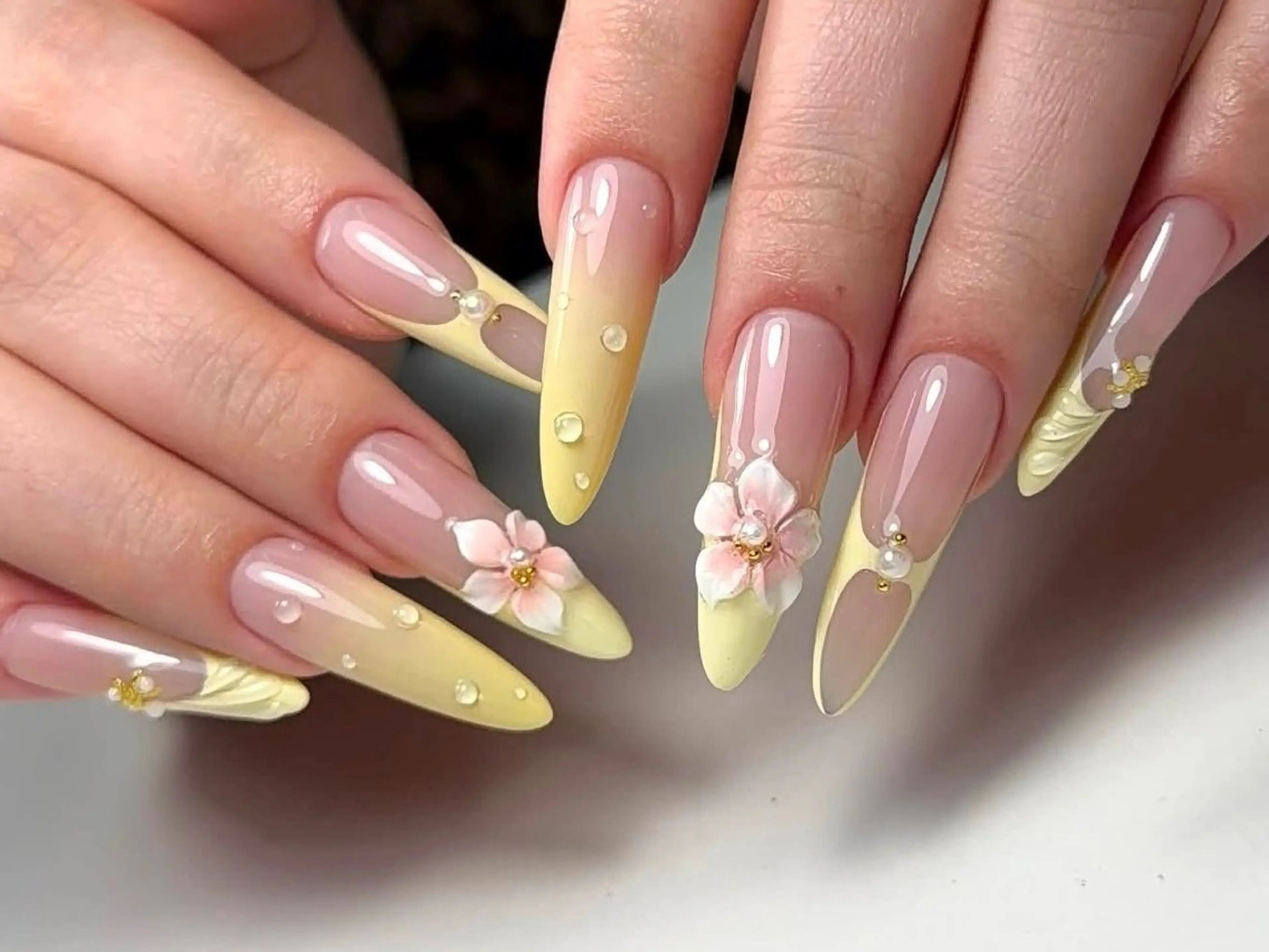 ネイル オーロラネイル ブラウン フラッシュネイル フラワーネイル ホログラムネイル ハンドネイル Rin Nail 新大久保店のネイルデザイン