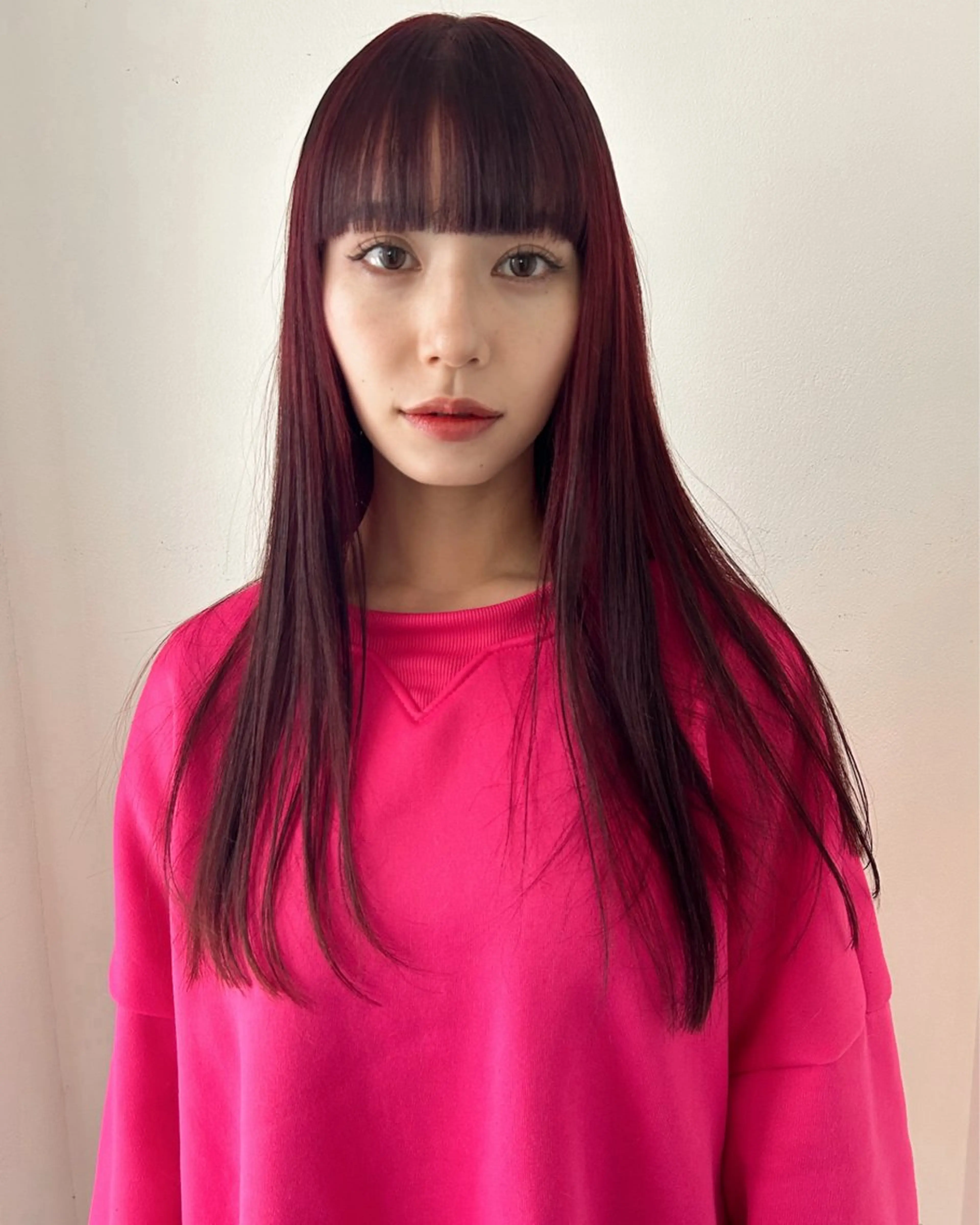 ロング カラー ボルドーカラー ダブルカラー レッドカラー ワイドバング カット ヘアカラー トリートメント Loom.所属・村上雅人 ナチュラルモードのヘアスタイル