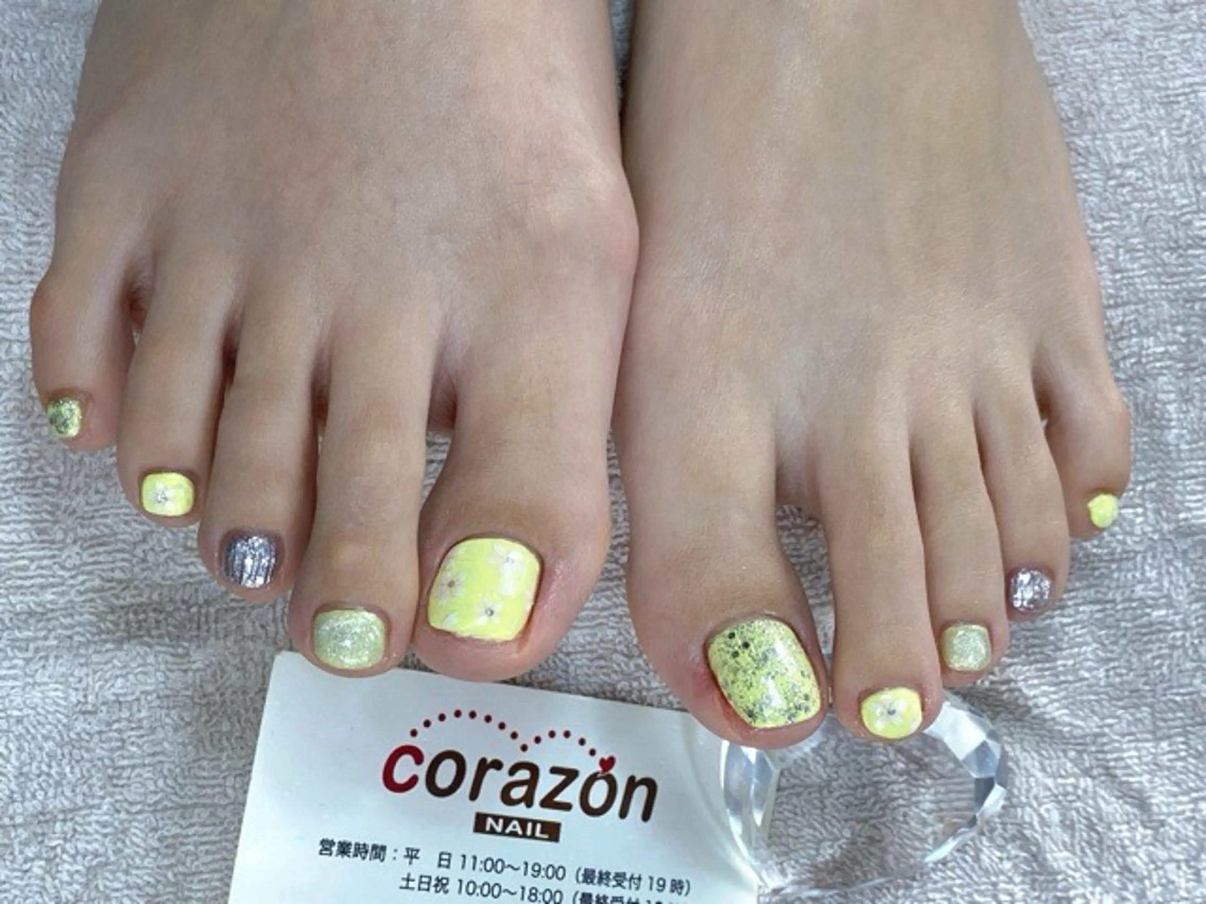 ネイル 桜ネイル フットネイル パステルネイル シルバー 黄色 corazon所属・ネイリスト aicoのネイルデザイン