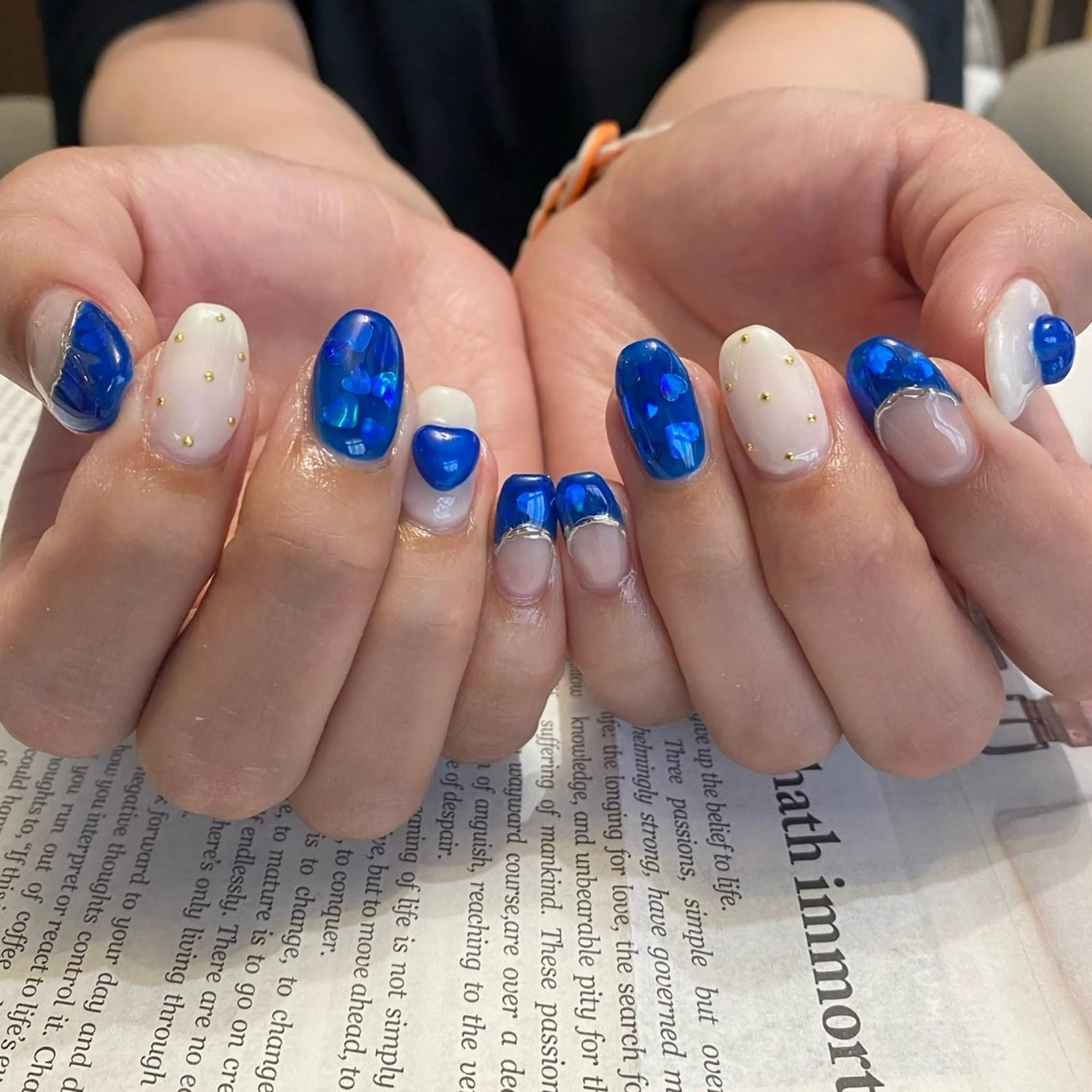 ネイル ブルー ハート ホログラムネイル ミラーネイル ニュアンスネイル ハンドネイル ハンドケア máni hazukiのネイルデザイン