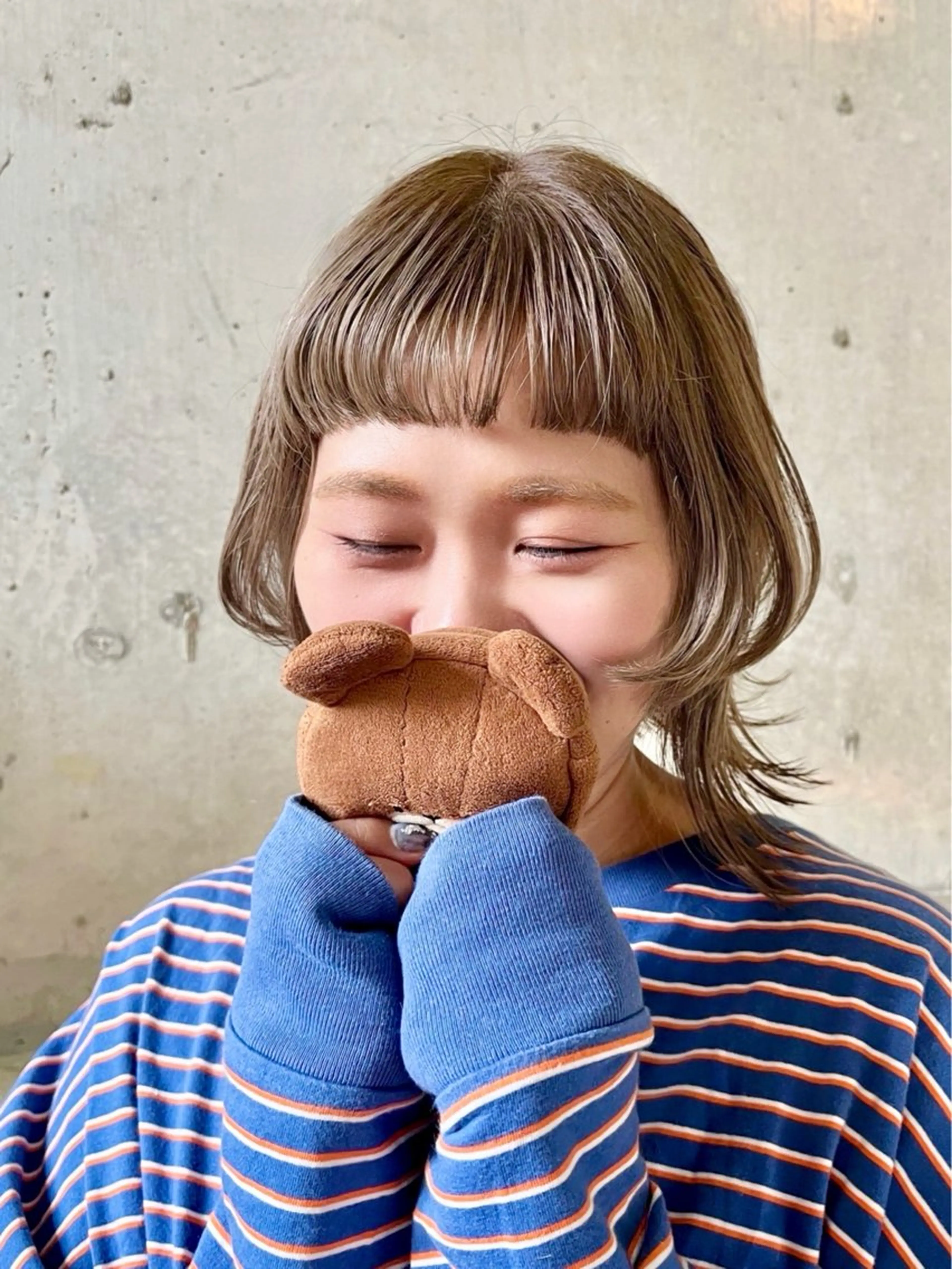 ミディアム カラー ベージュカラー ブリーチ ケアブリーチ ハイトーンカラー ミルクティーベージュ direction所属・派手髪デザインカラー ヒロカのヘアスタイル