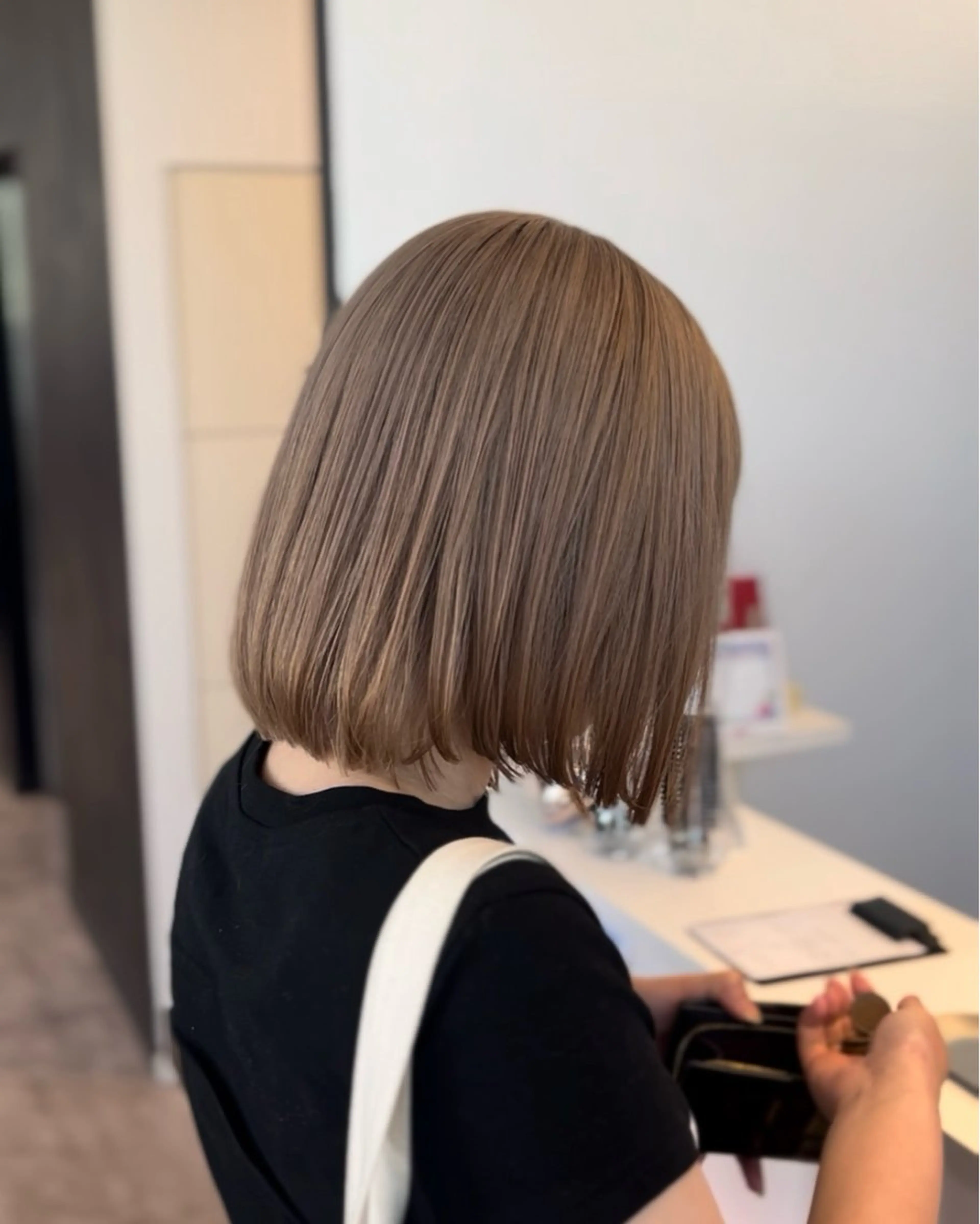 ミディアム カラー ベージュカラー ブリーチ ミルクティーベージュ 亀井 慎太郎のヘアスタイル