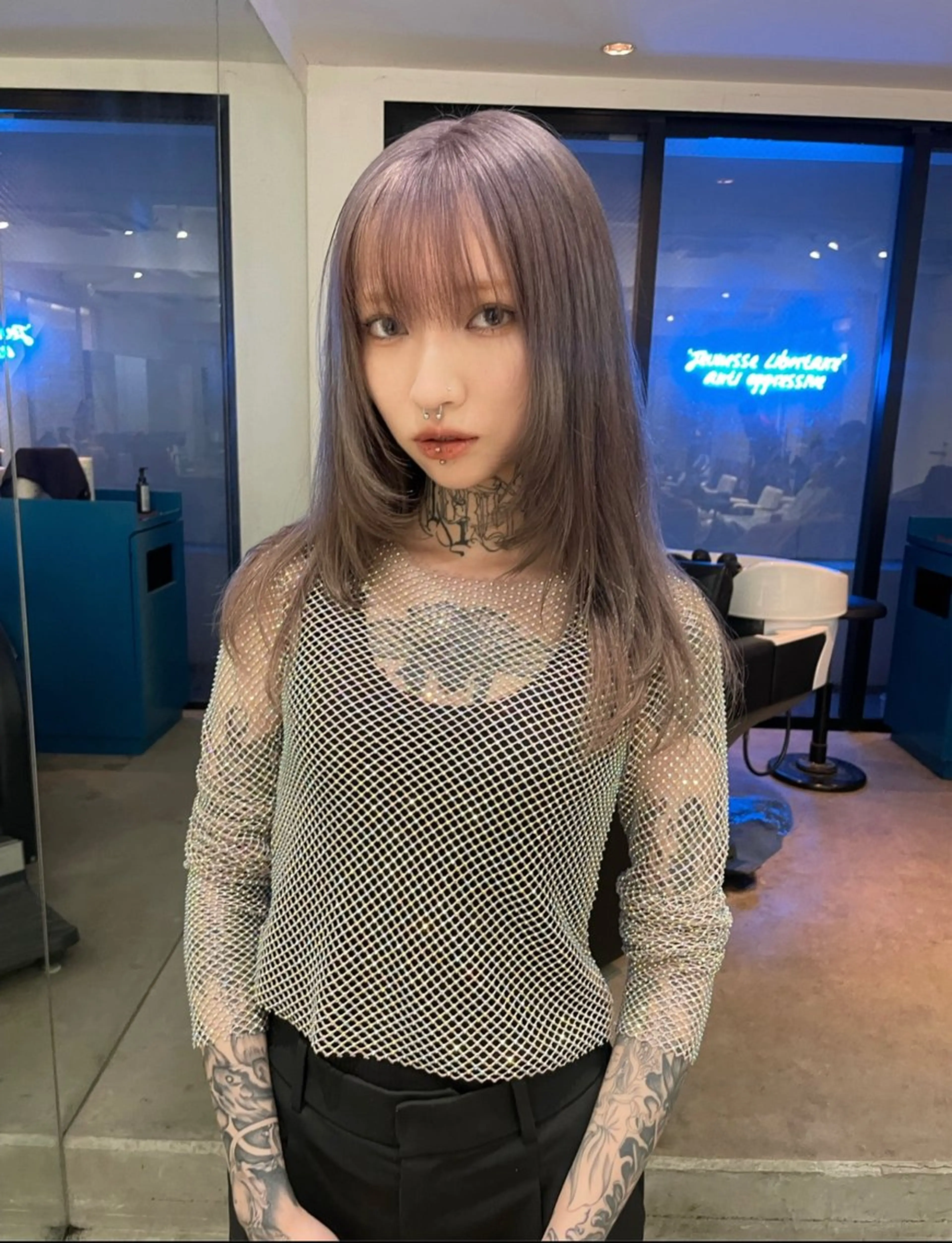 ロング カラー ブリーチ ハイトーンカラー パープルカラー シルバー ヘアカラー トリートメント ヘアセット スパイラルパーマ 🌐hina⭐️のヘアスタイル