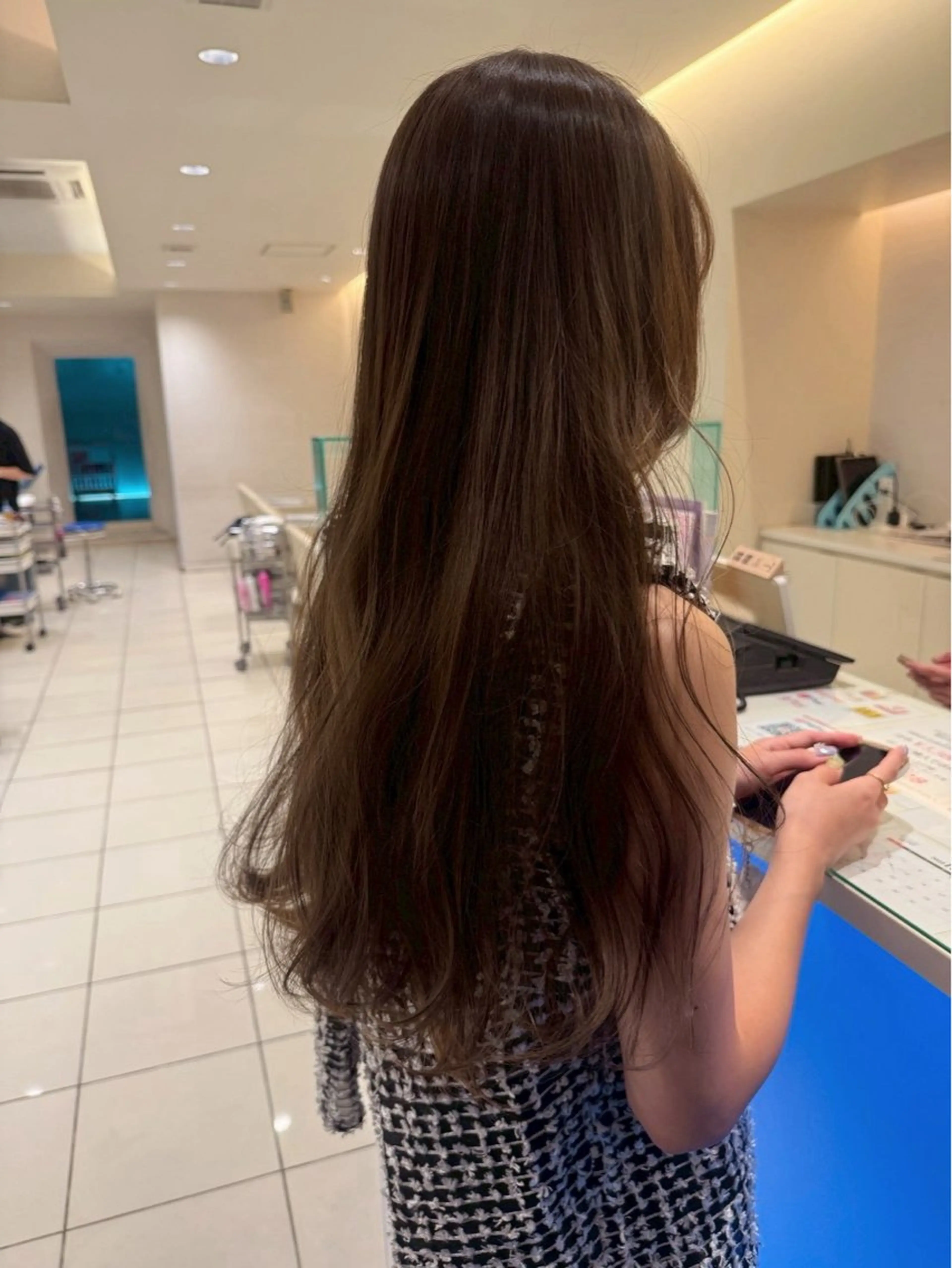 ロング カラー 海希/ブリーチ透明カ ラー/レイヤーカットのヘアスタイル