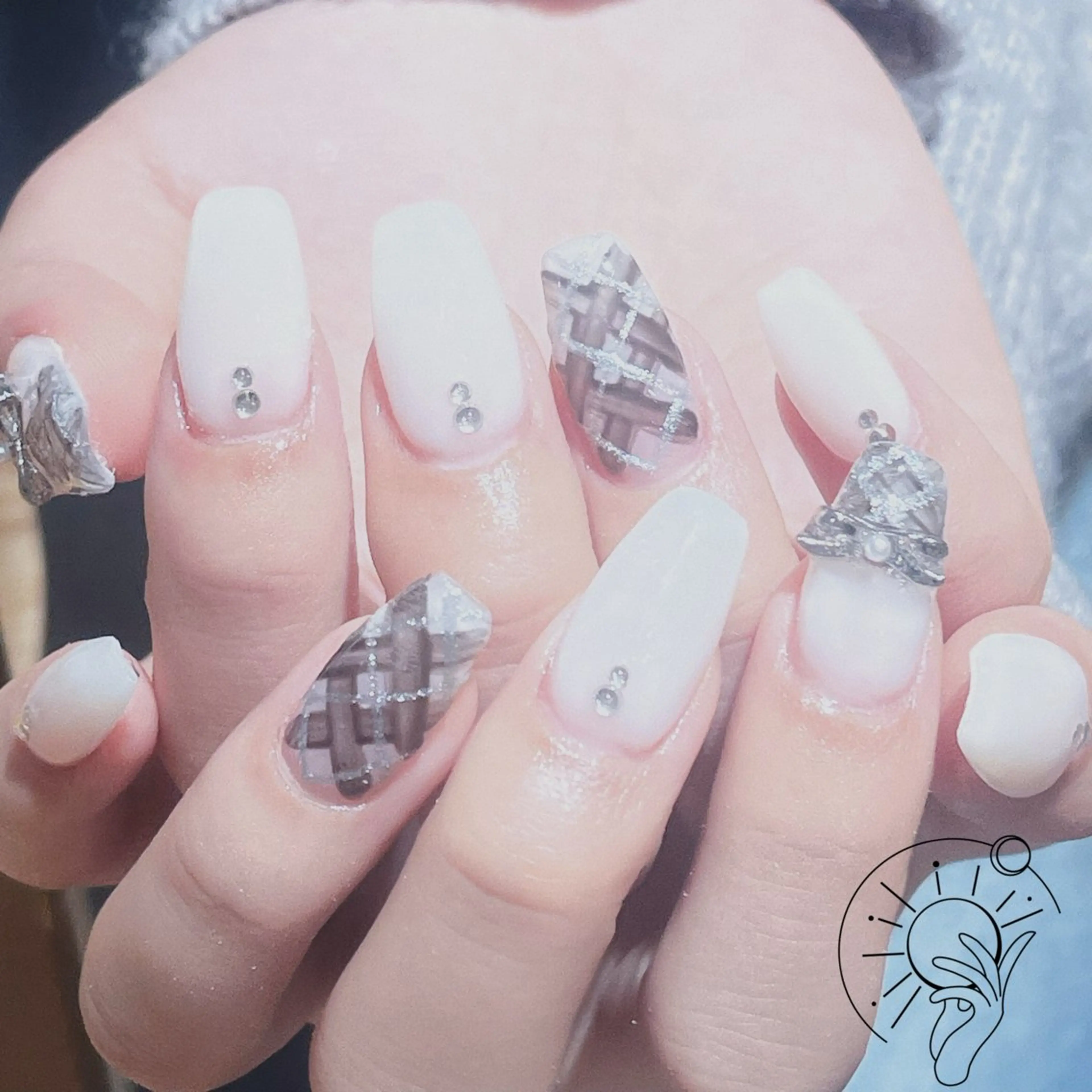 ネイル フレンチネイル ジェルネイル 韓国ネイル マグネットネイル マグネットフレンチ ハンドネイル Sun Nail 池袋のエステ・リラクイメージ