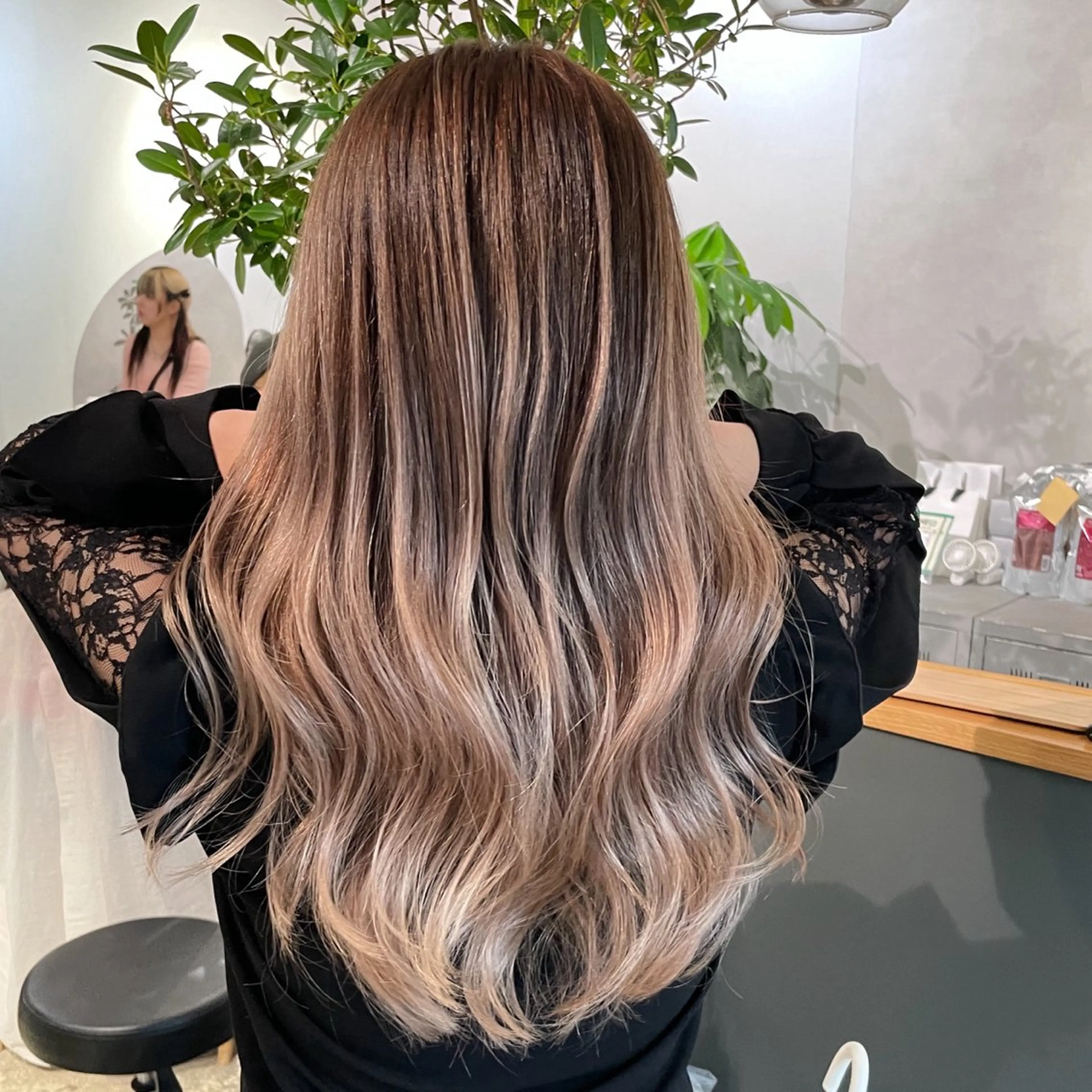 ロング 岸川 恭子のヘアスタイル