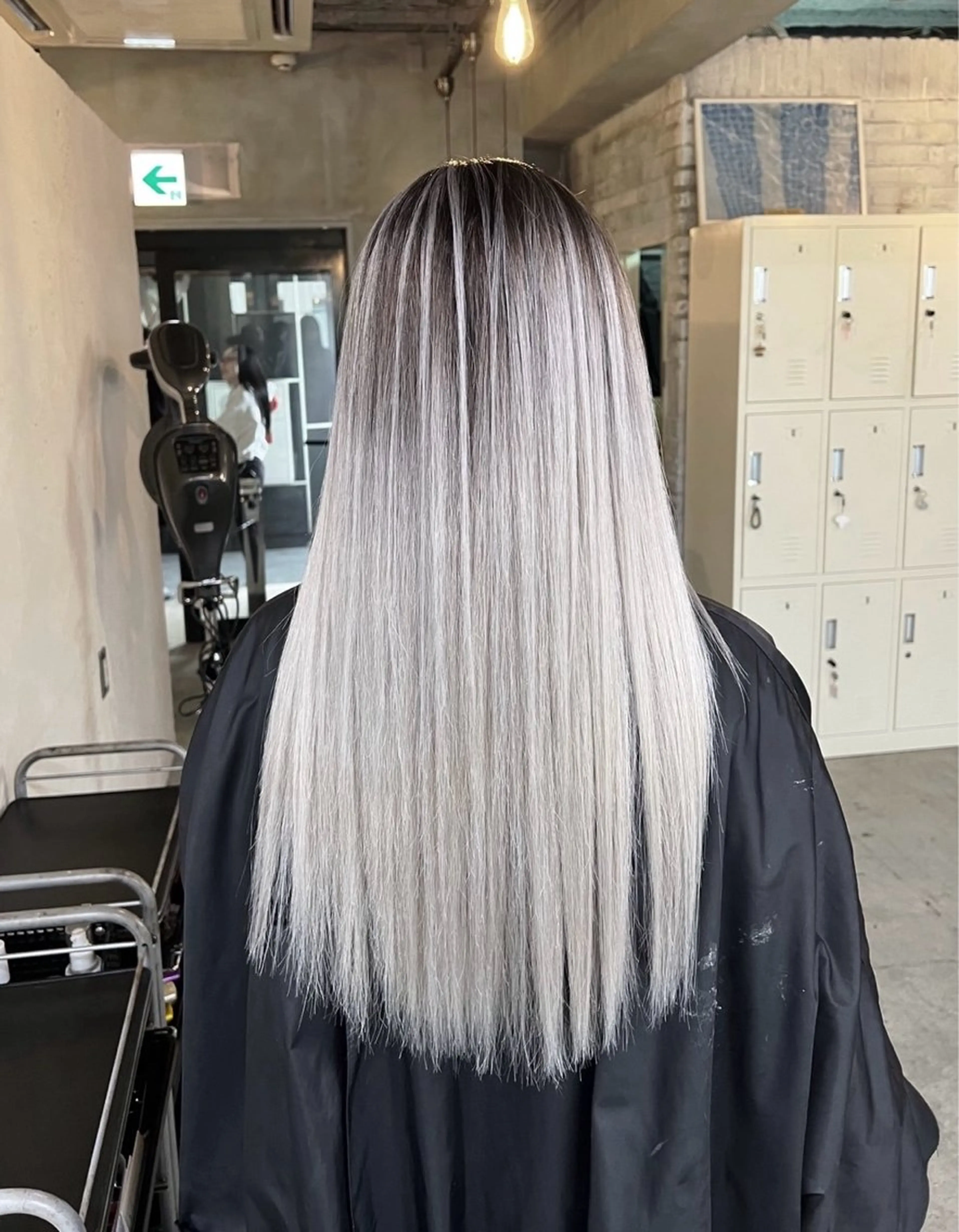 ロング カラー バレイヤージュ シルバー ホワイトシルバー レイヤーカット ヘアカラー トリートメント 指名数No.1 /NAOYAのヘアスタイル