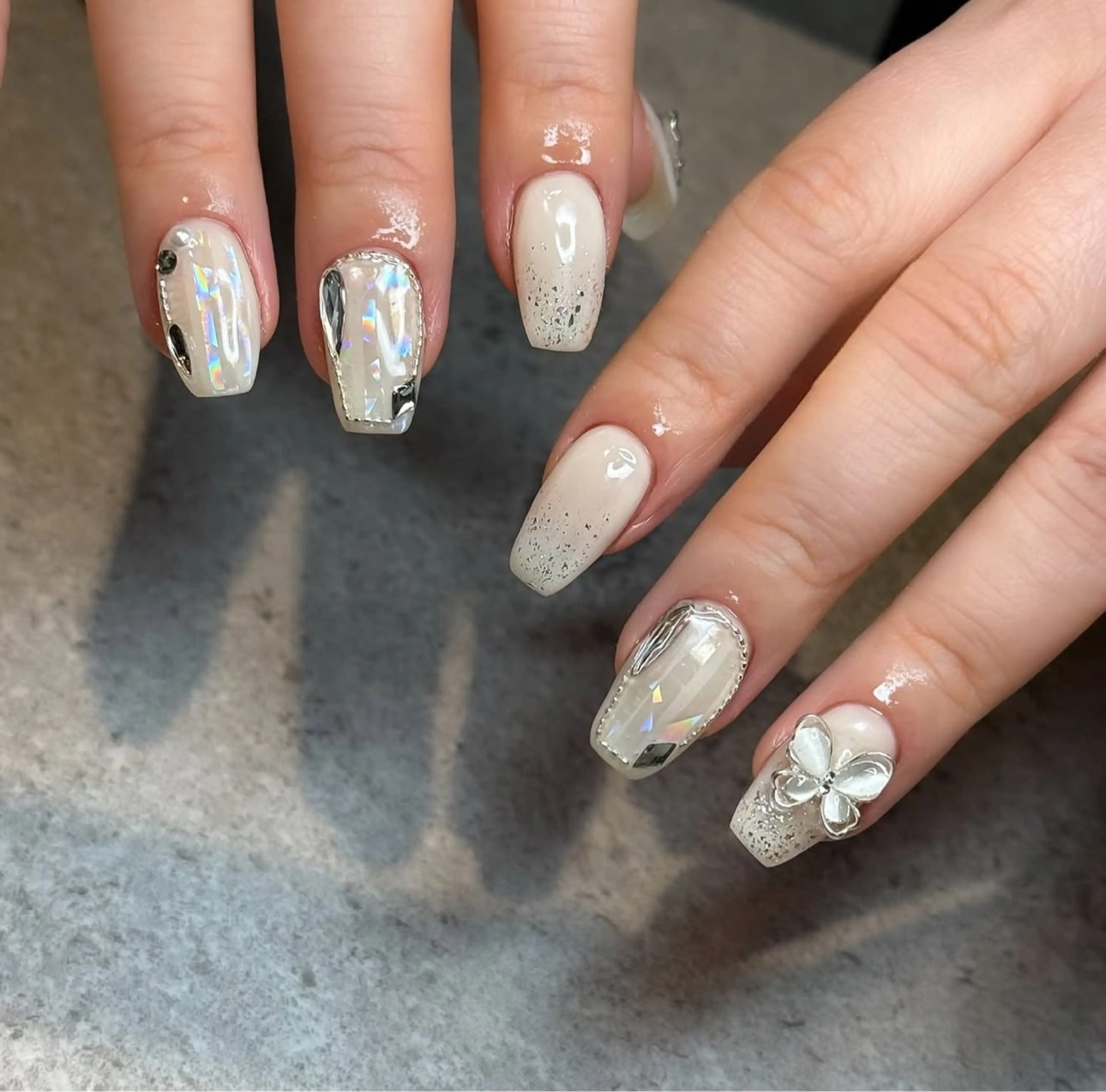 ネイル アニマル柄 オーロラネイル チークネイル フラッシュネイル ジェルネイル ハンドネイル Tira Nailのネイルデザイン